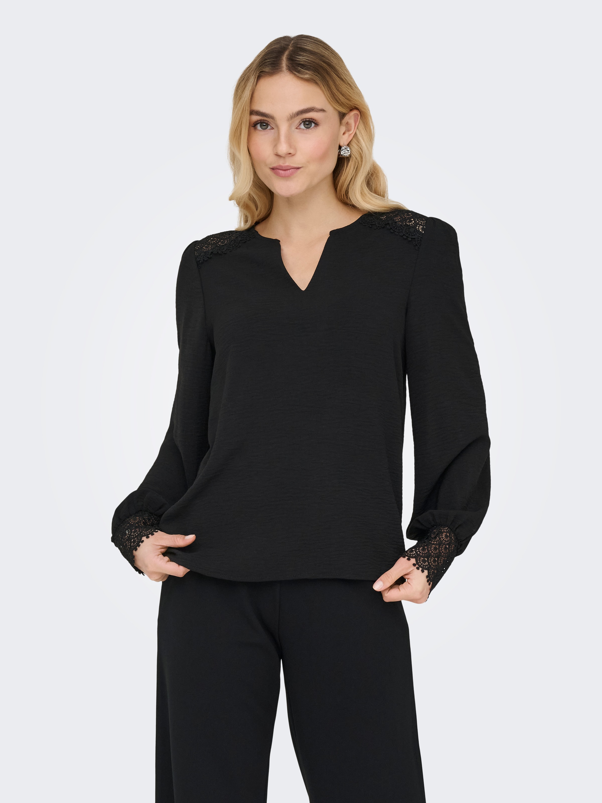 ONLY Blouse à manches longues »ONLCERENA METTE L/S LACE VNECK TOP WVN« Kunstfaser, regular fit, V-Ausschnitt