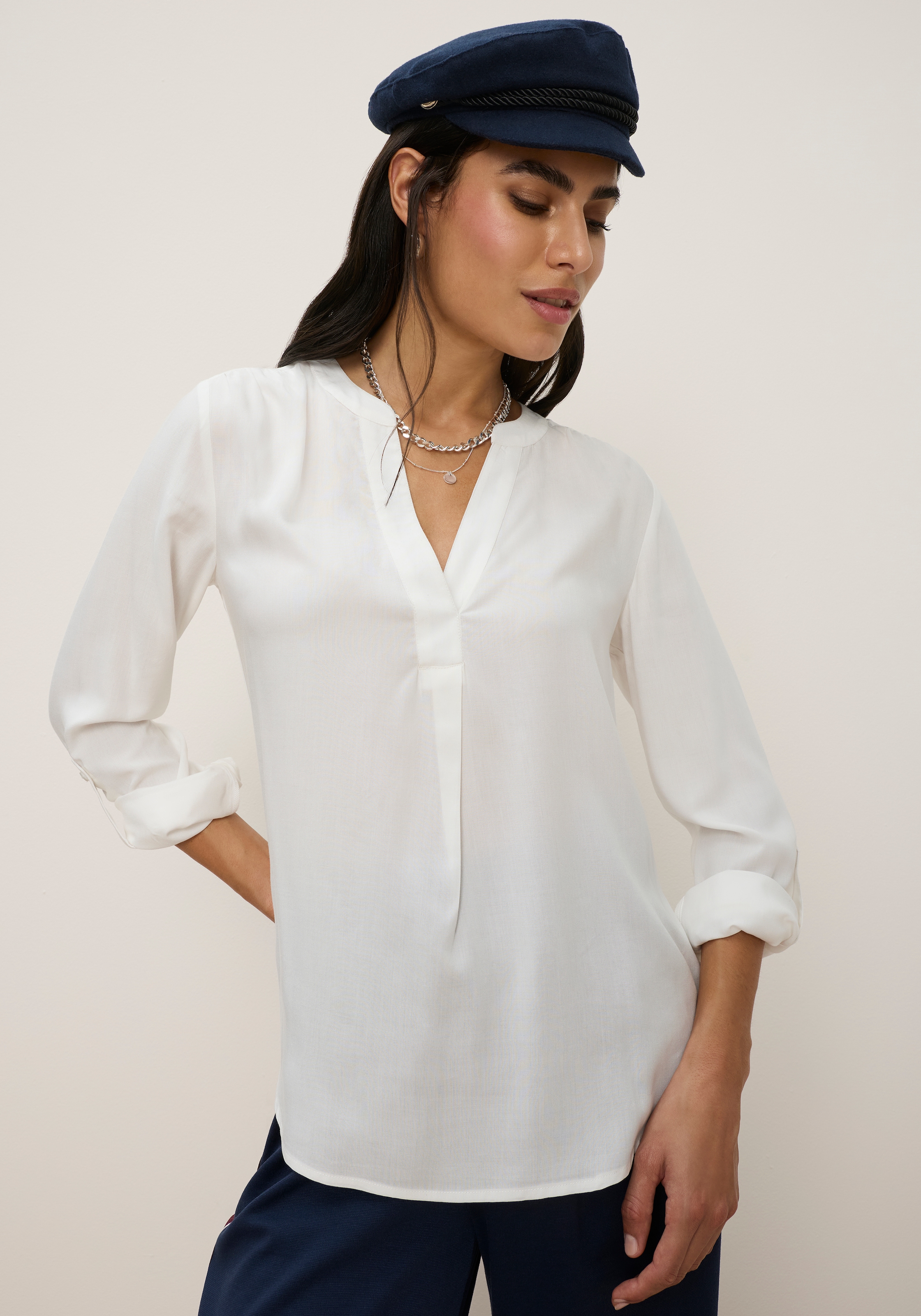 Image of Tamaris Shirtbluse "mit lockerem Schnitt, aus fliessender Viskose-Qualität" mit Krempelärmeln