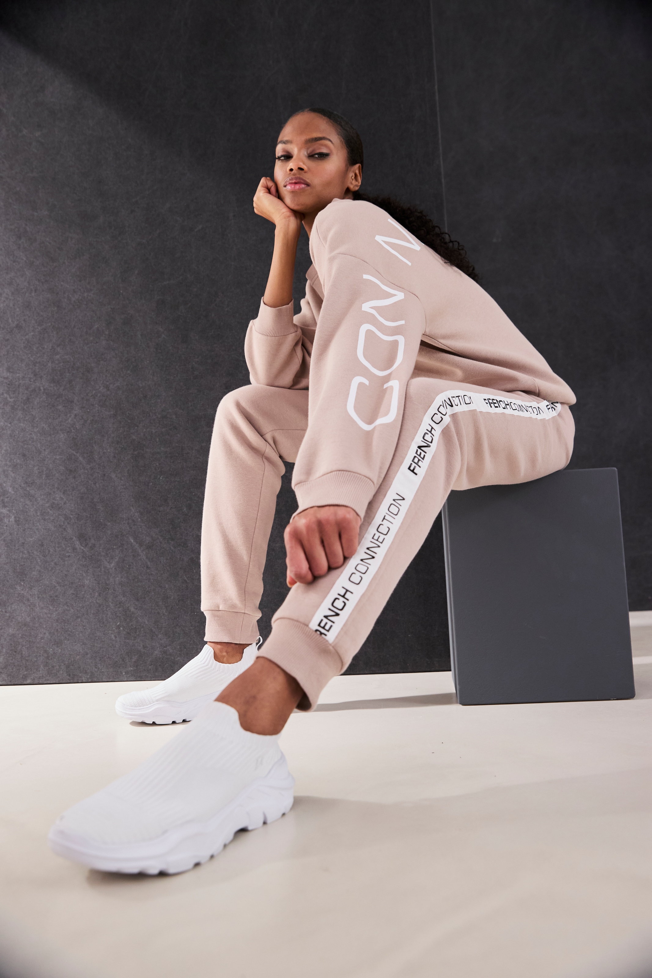 French Connection Sweathose, mit seitlichen Kontraststreifen und Logodruck