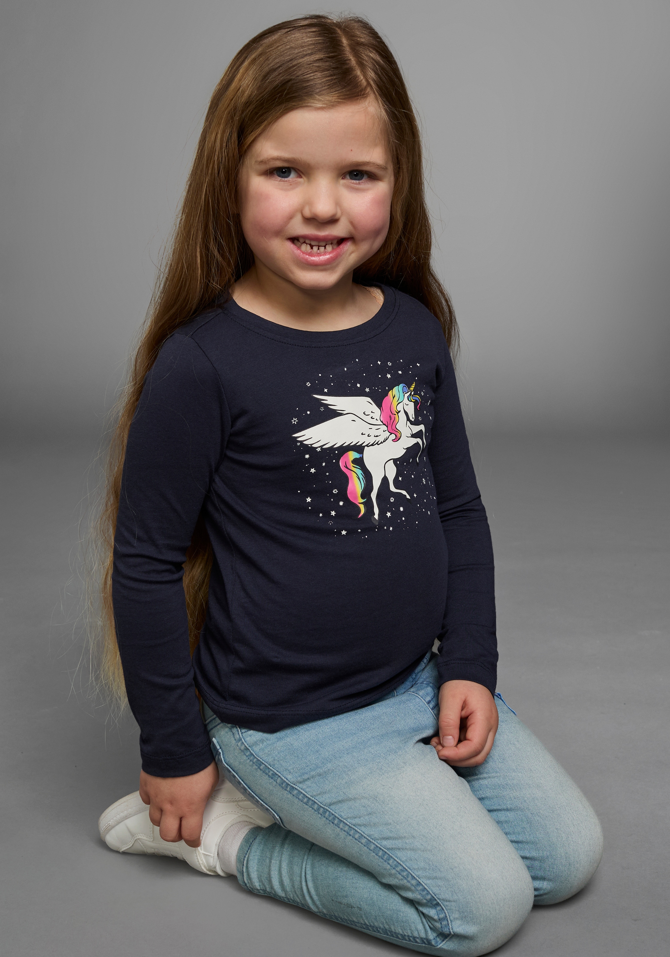 KIDSWORLD Langarmshirt »mit süssem Einhorn Druck«, langärmlig, hüftlange Passform, stylischer Druck