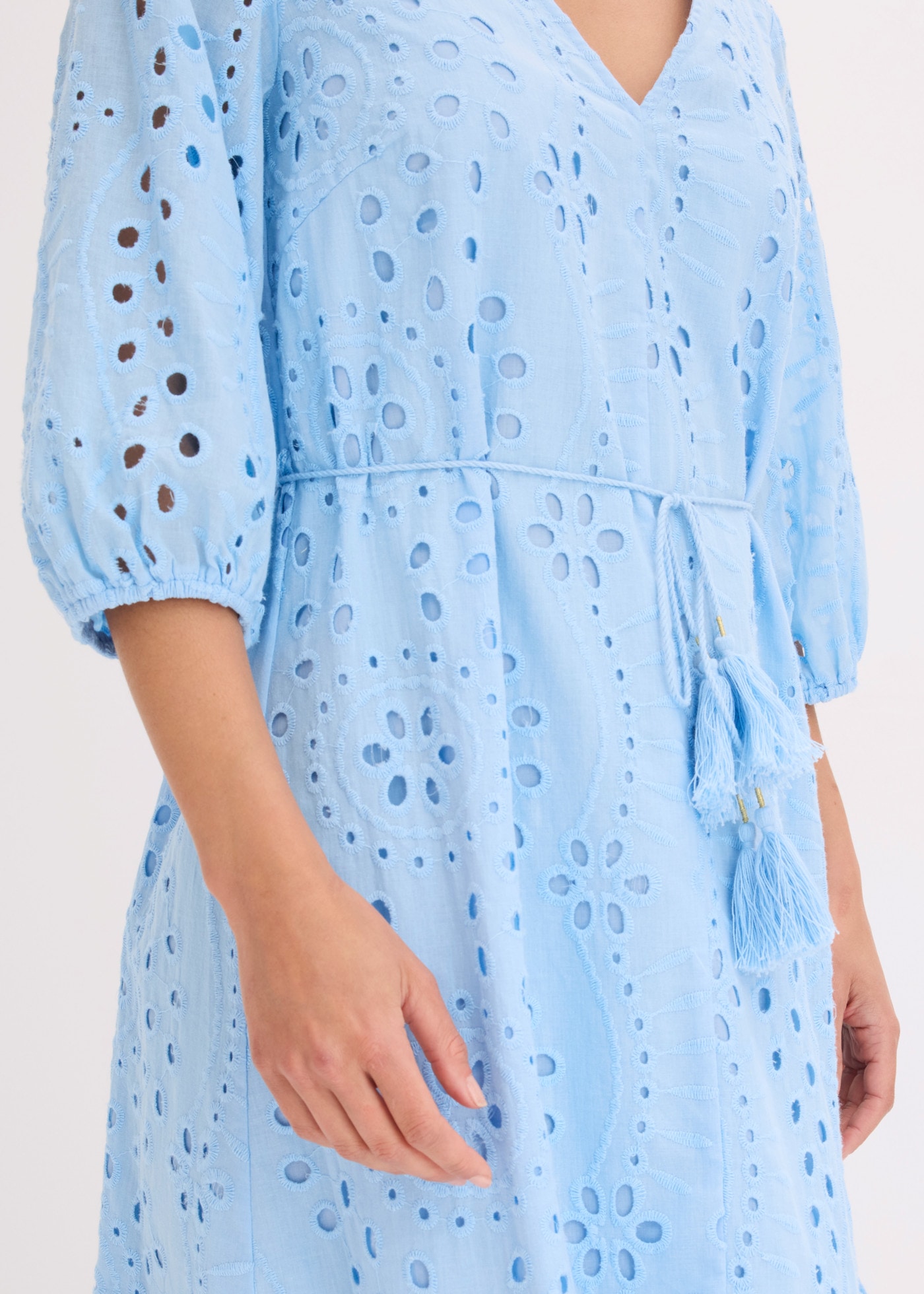 bonprix Robe midi avec encolure en V, coupe évasée, en coton