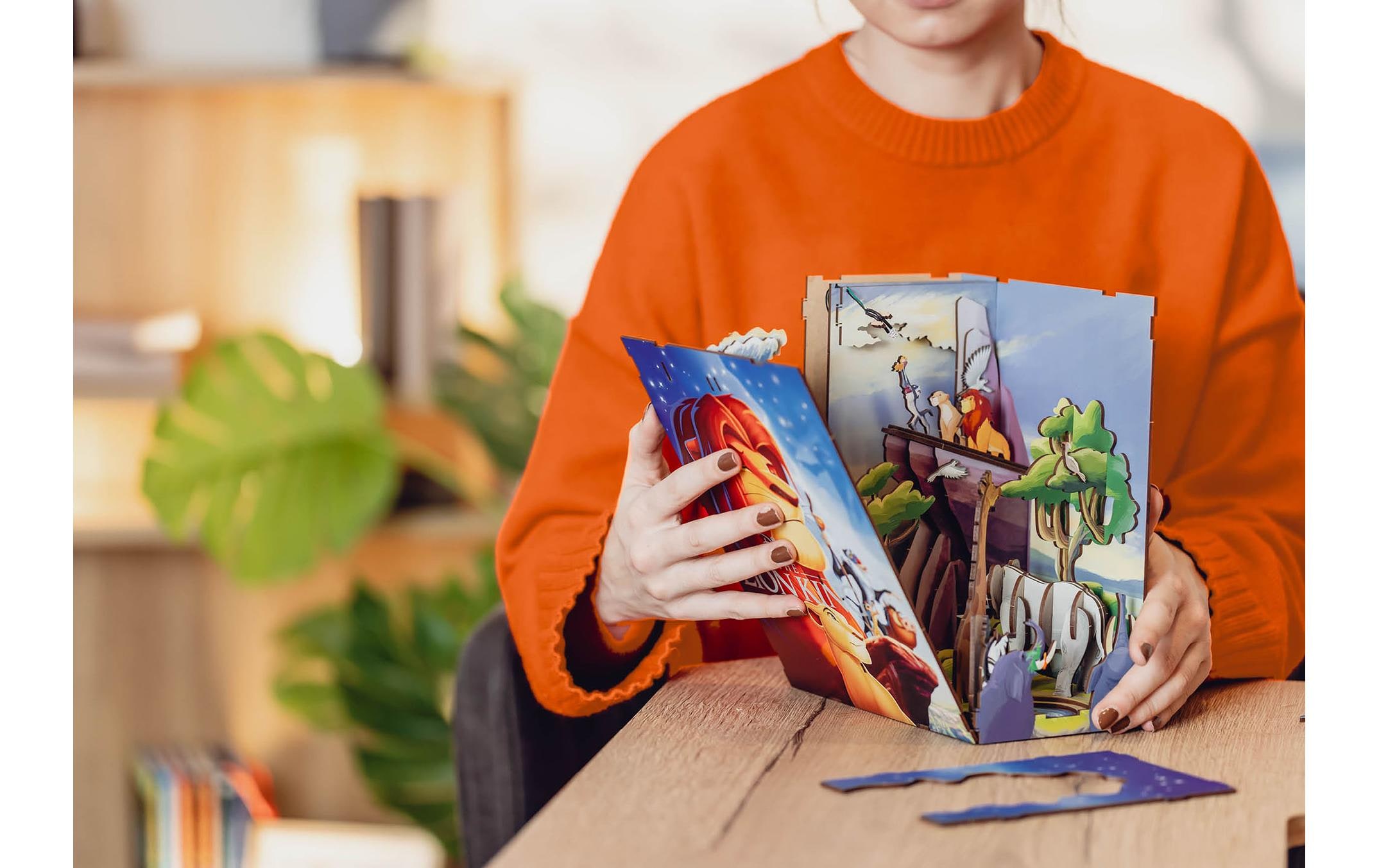 Revell® Modellbausatz »Book Nook, Tiny Adventures Disney König der Löwen« Buchstütze; mit LED-Beleuchtung