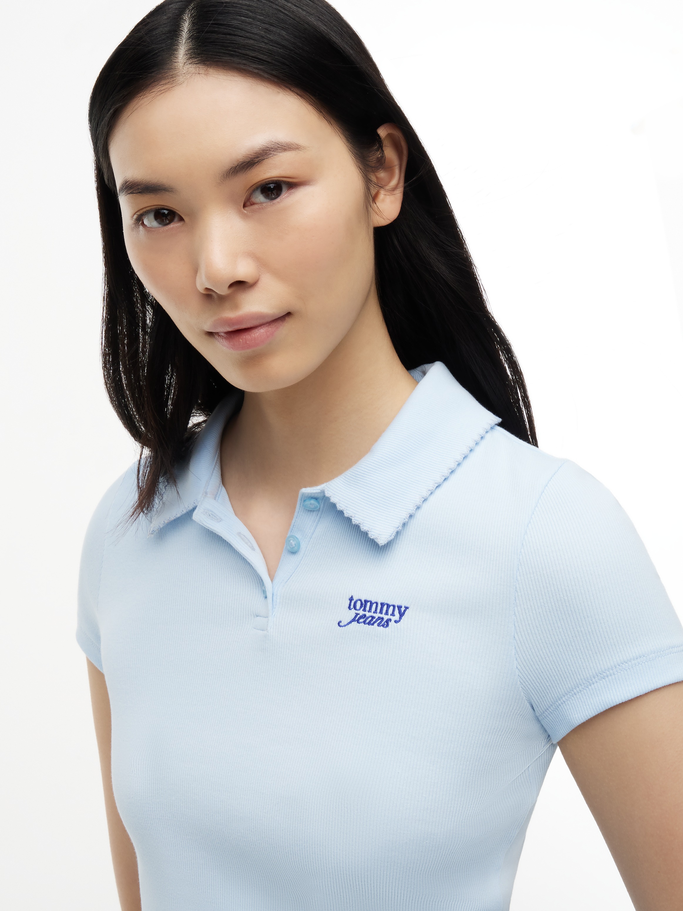 Tommy Jeans Poloshirt »TJW SLIM RIB SCRIPT POLO« Baumwollmischung, slim fit, figurbetont, in gerippter Struktur
