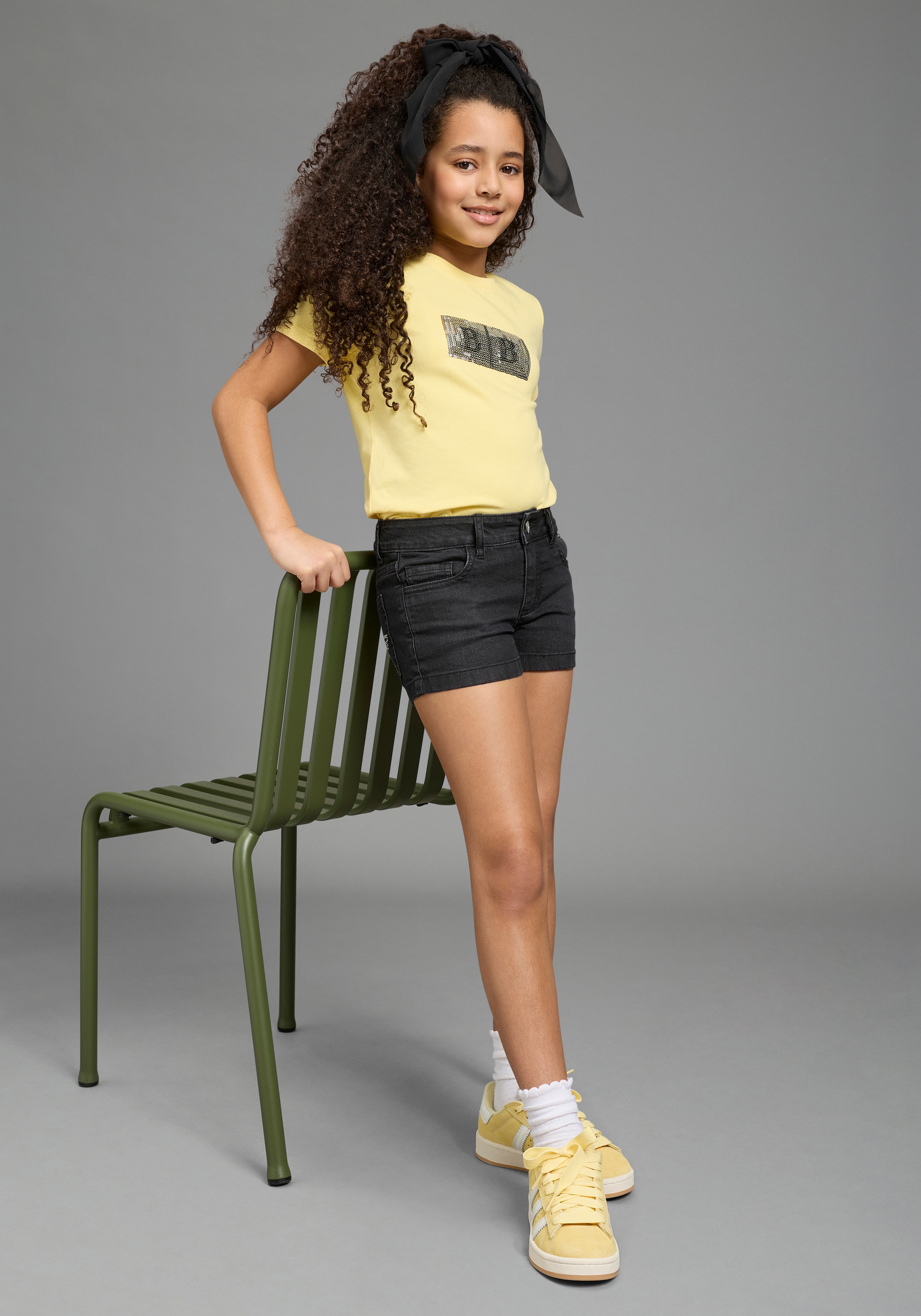 Bruno Banani Short »Stretch-Jeans Shorts mit Strass-Steinen, Glitzersterne auf Po-Tasche«  bequeme Passform mit normaler Leibhöhe, für Mädchen