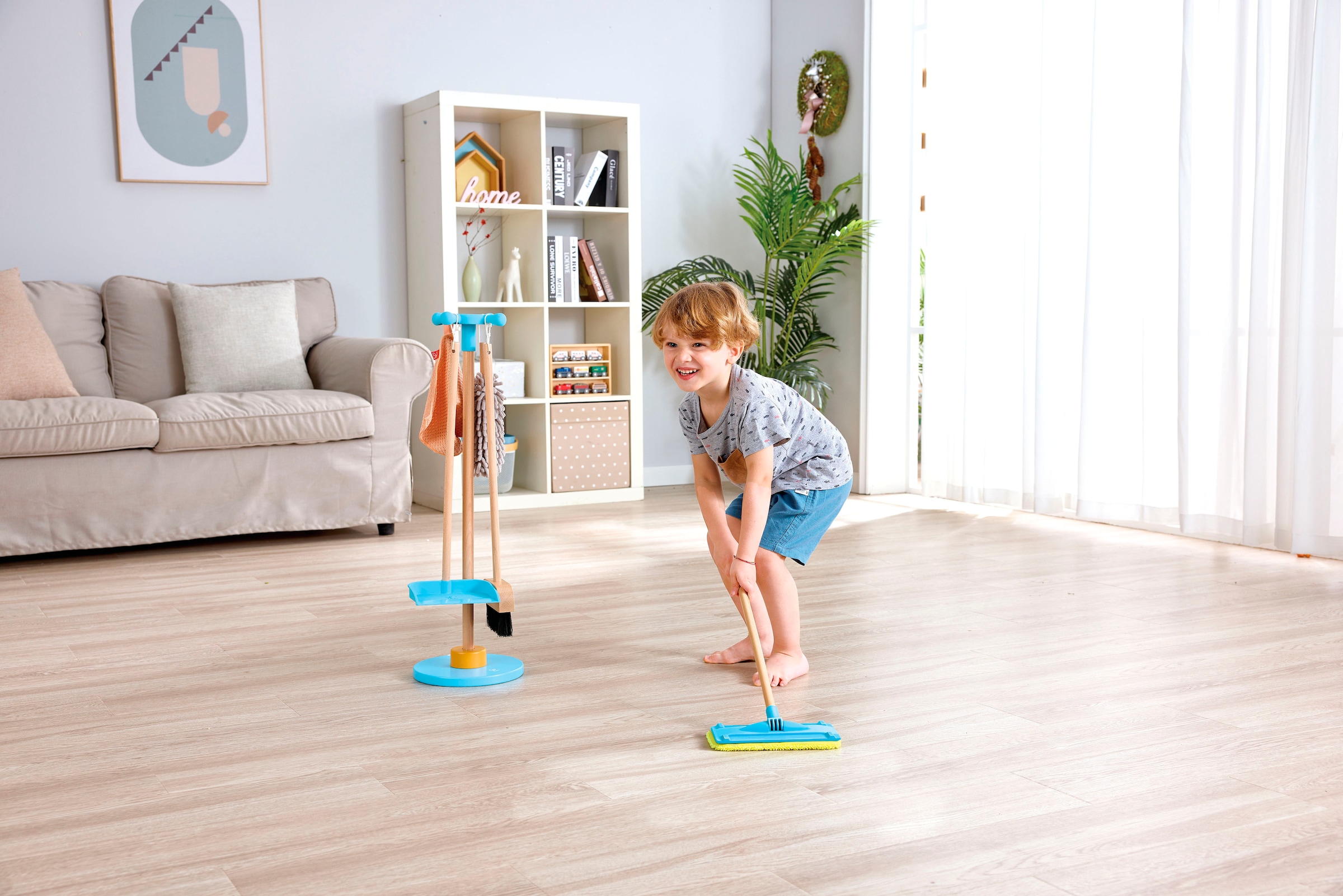 Hape Balai pour enfants »Spielzeug-Putzset mit Ordnungsständer«
