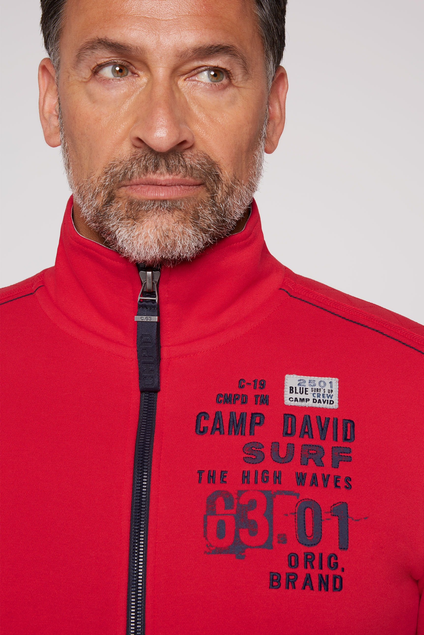 CAMP DAVID Sweatjacke, mit kontrastreichen Prints und Badges