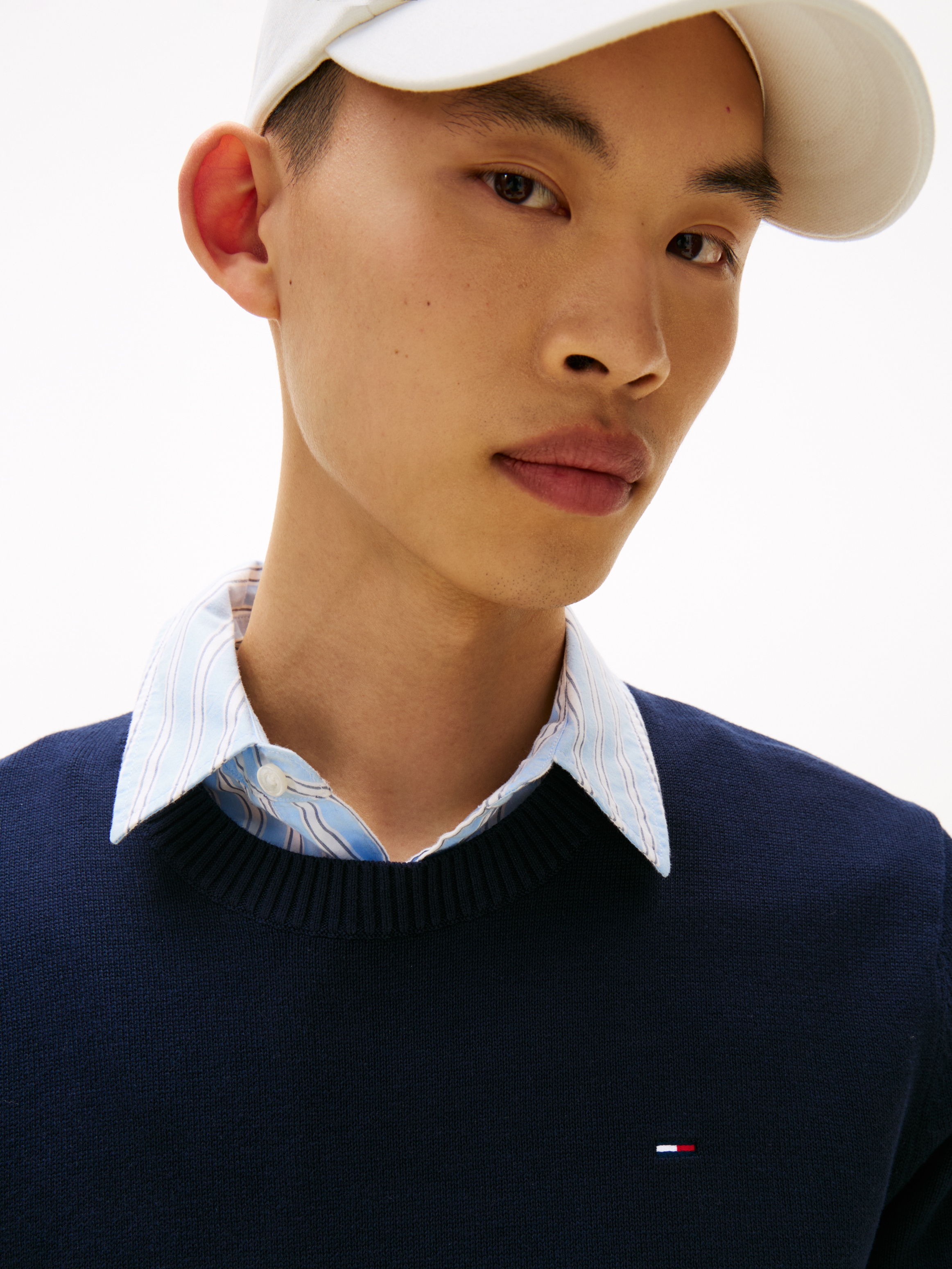 Tommy Jeans Rundhalspullover »TJM SLIM ESSENTIAL LIGHT SWEATER«, mit Flag-Patch