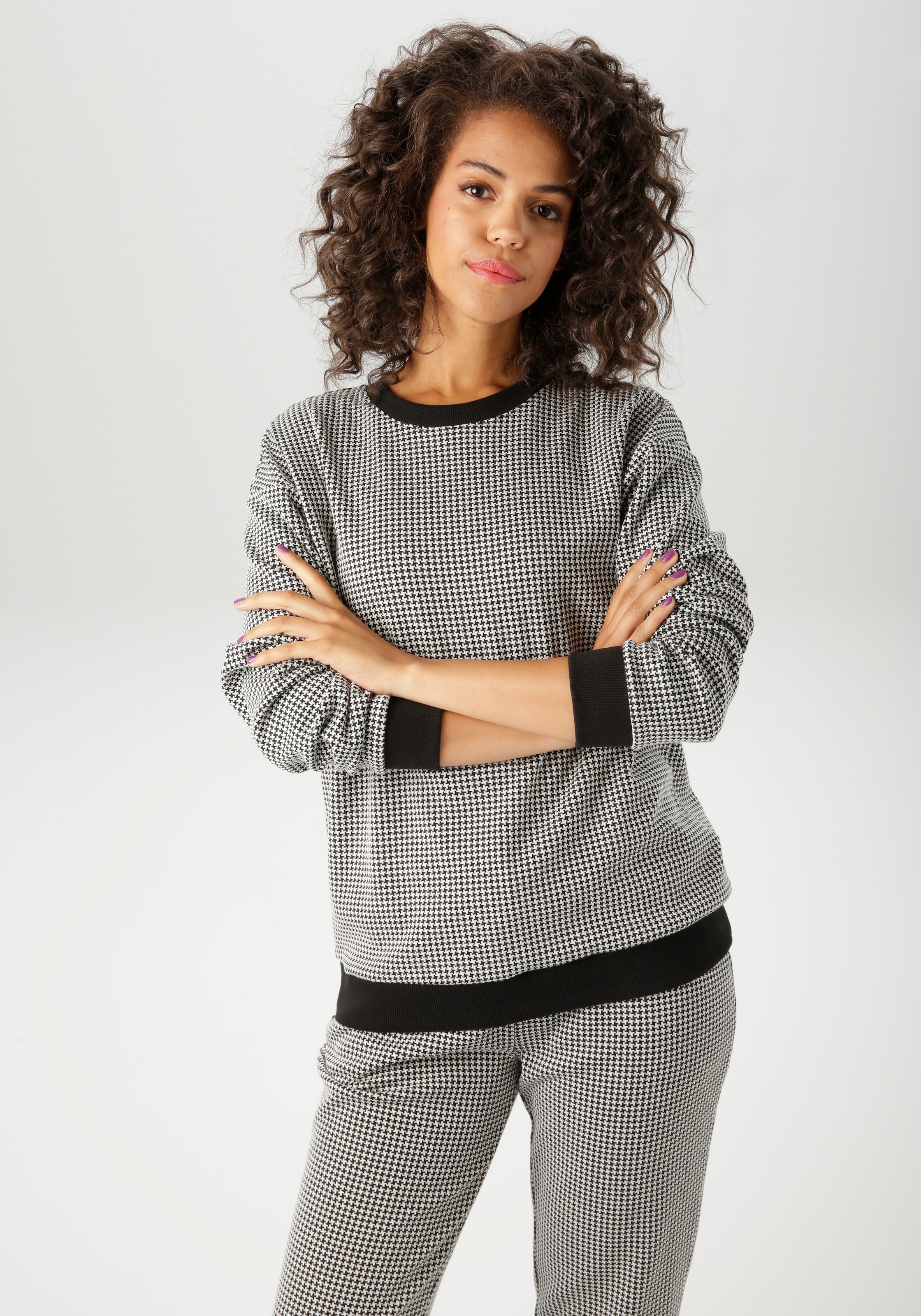 Image of Aniston CASUAL Sweatshirt, mit trendigem Hahnentritt-Muster