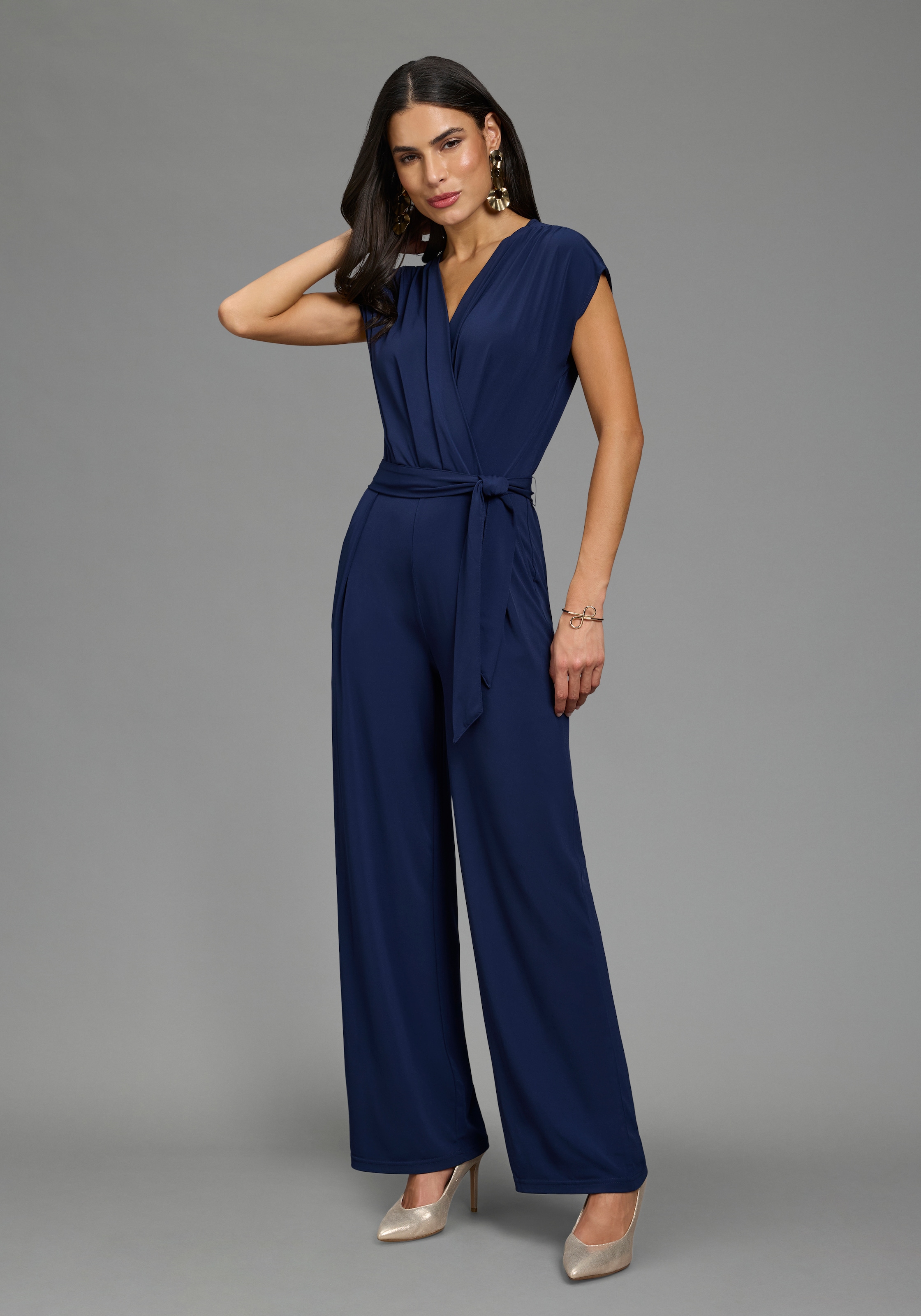 Image of Laura Scott Jumpsuit mit Wickeloptik und Gürtel, aus elastischem Jersey-Material
