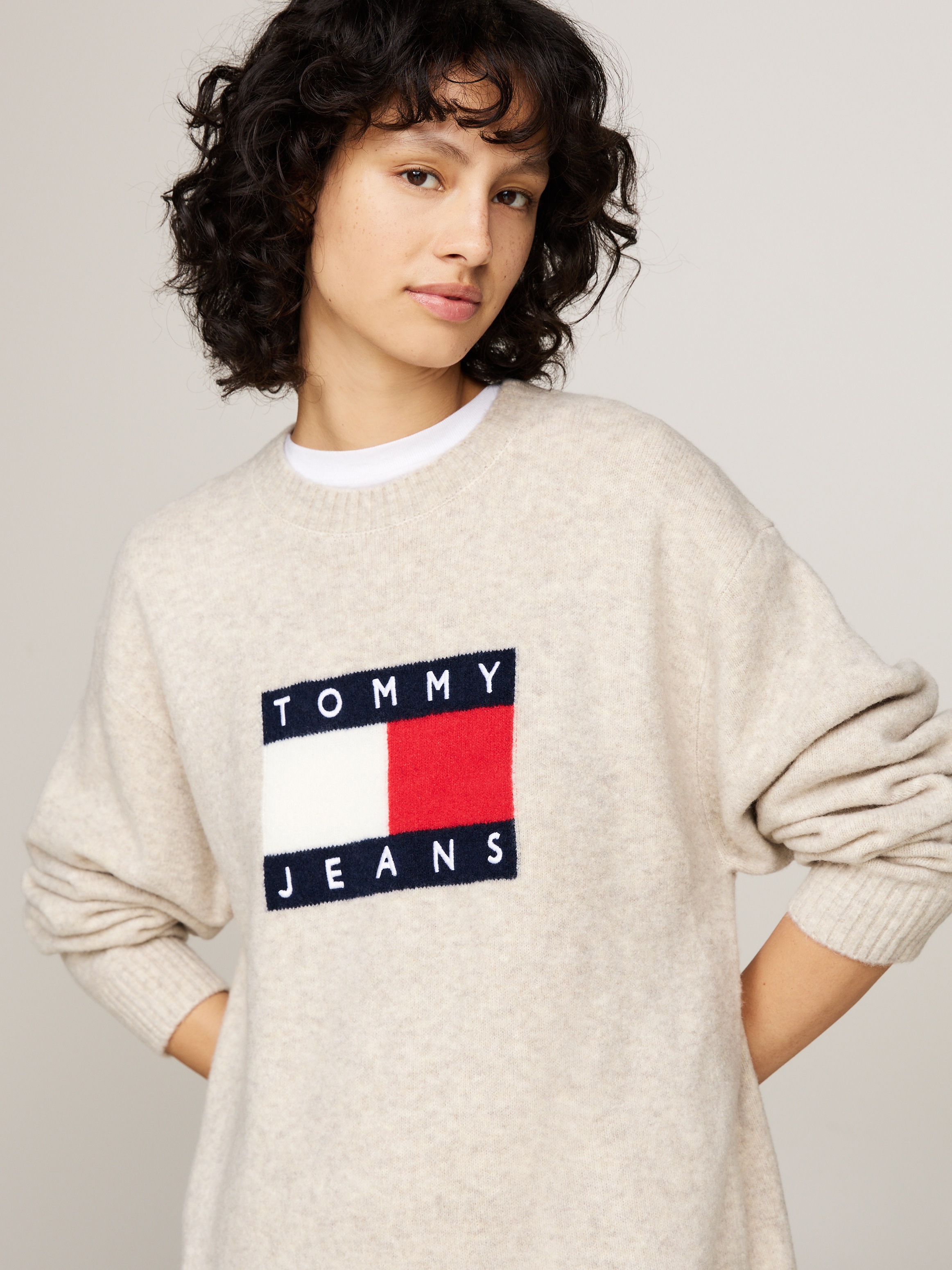 Tommy Jeans Curve Strickkleid »TJW MLNGE FLAG SWEATER DRESS EXT«, in Grossen Grössen, mit Wollanteil & Elasthan, Logo-Flag
