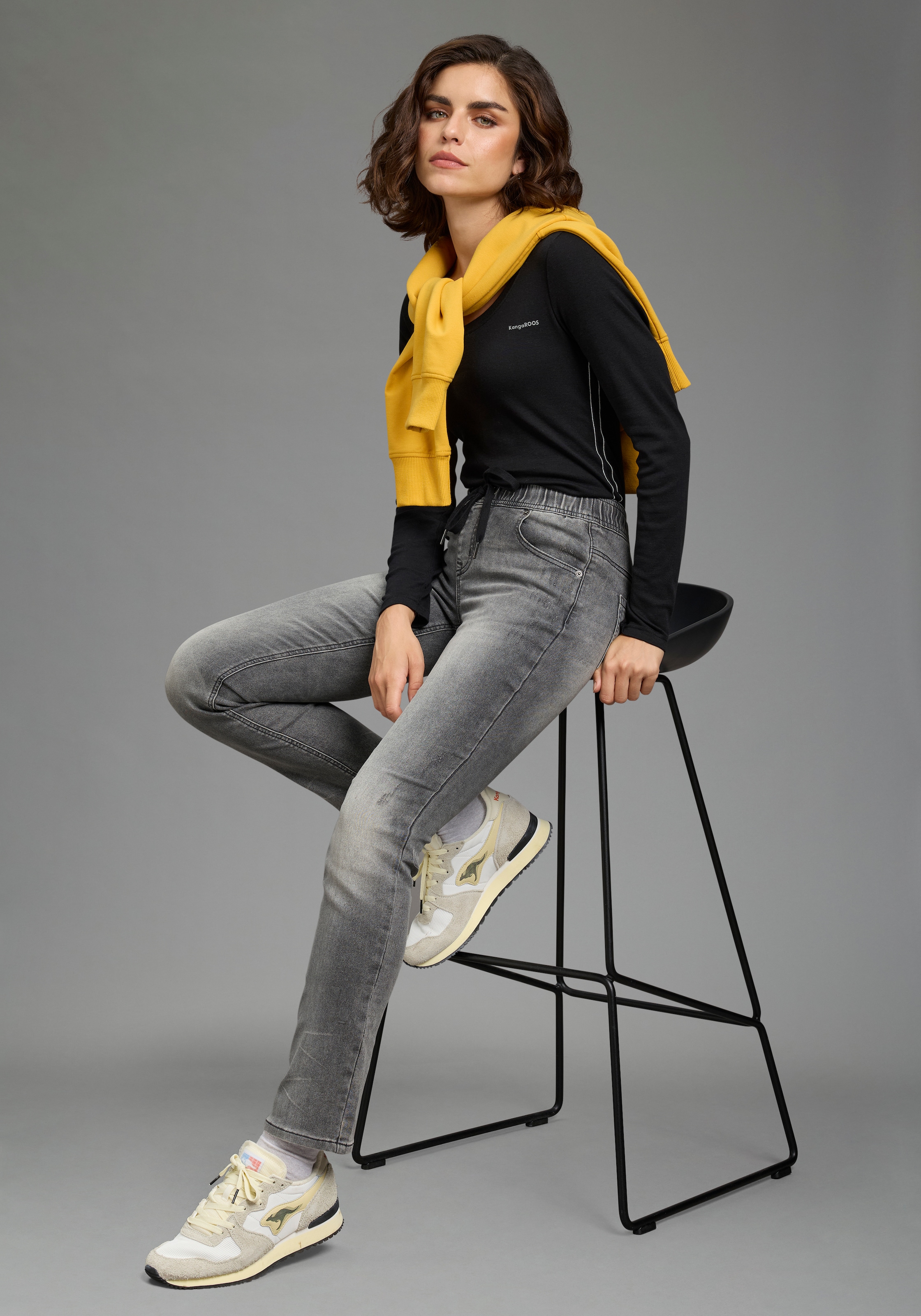 KangaROOS Jogg Pants mit Eingrifftaschen, Gesässtaschen und Coinpocket, gerader Straight-Fit