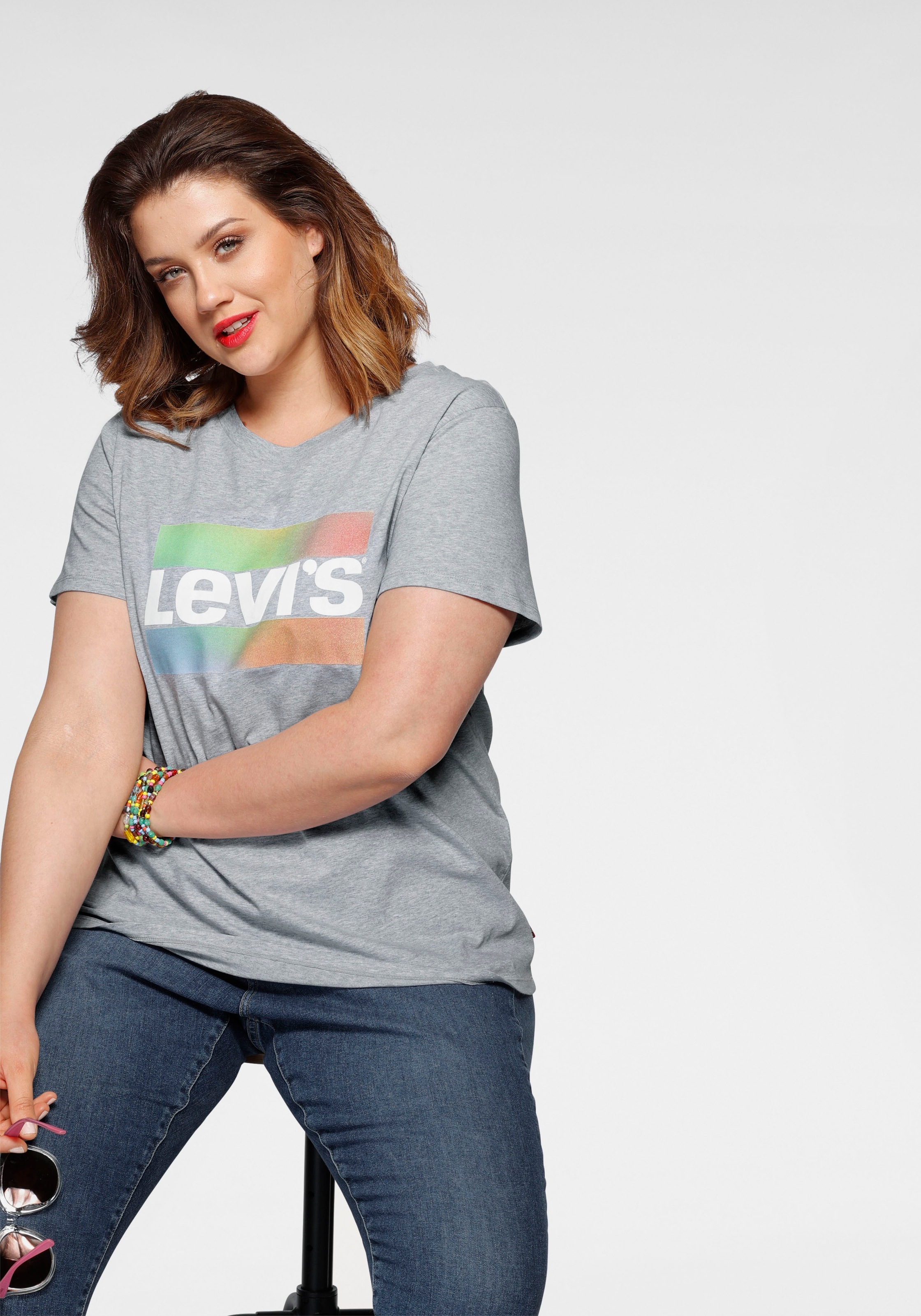 Image of Levi's® Plus Rundhalsshirt »The Perfect Tee Pride Edition«, mit Schriftzug und bunten Balken bei Ackermann Versand Schweiz