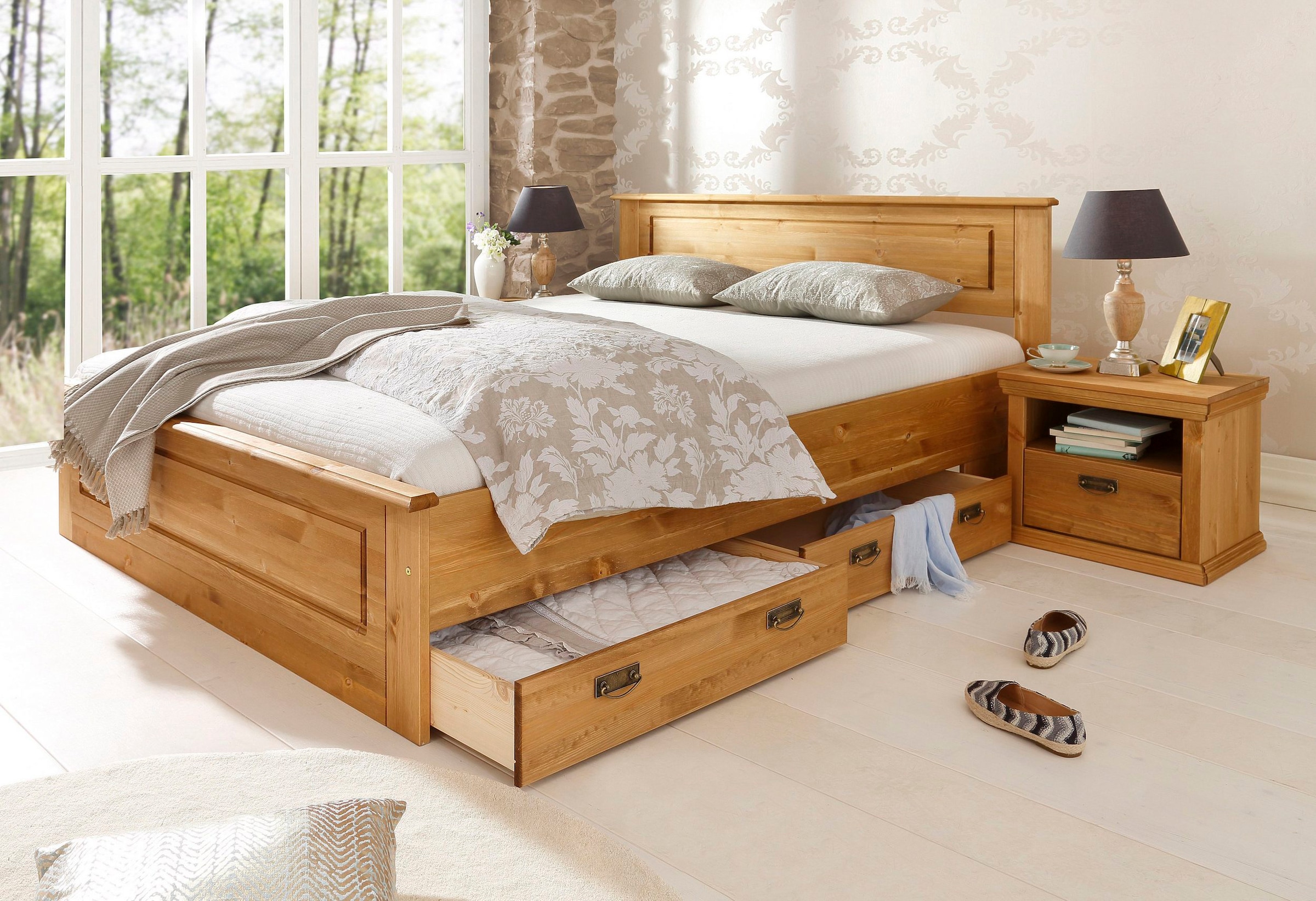 Home affaire Massivholzbett »Madrid, Landhausstil, hohe Belastbarkeit!«, (Breite/Belastbarkeit 180cm/220 KG, 160cm/200 KG, 90cm/=120 KG), aus FSC®-zertifizierter Kiefer, INKLUSIVE Rollrost, Kassettenoptik