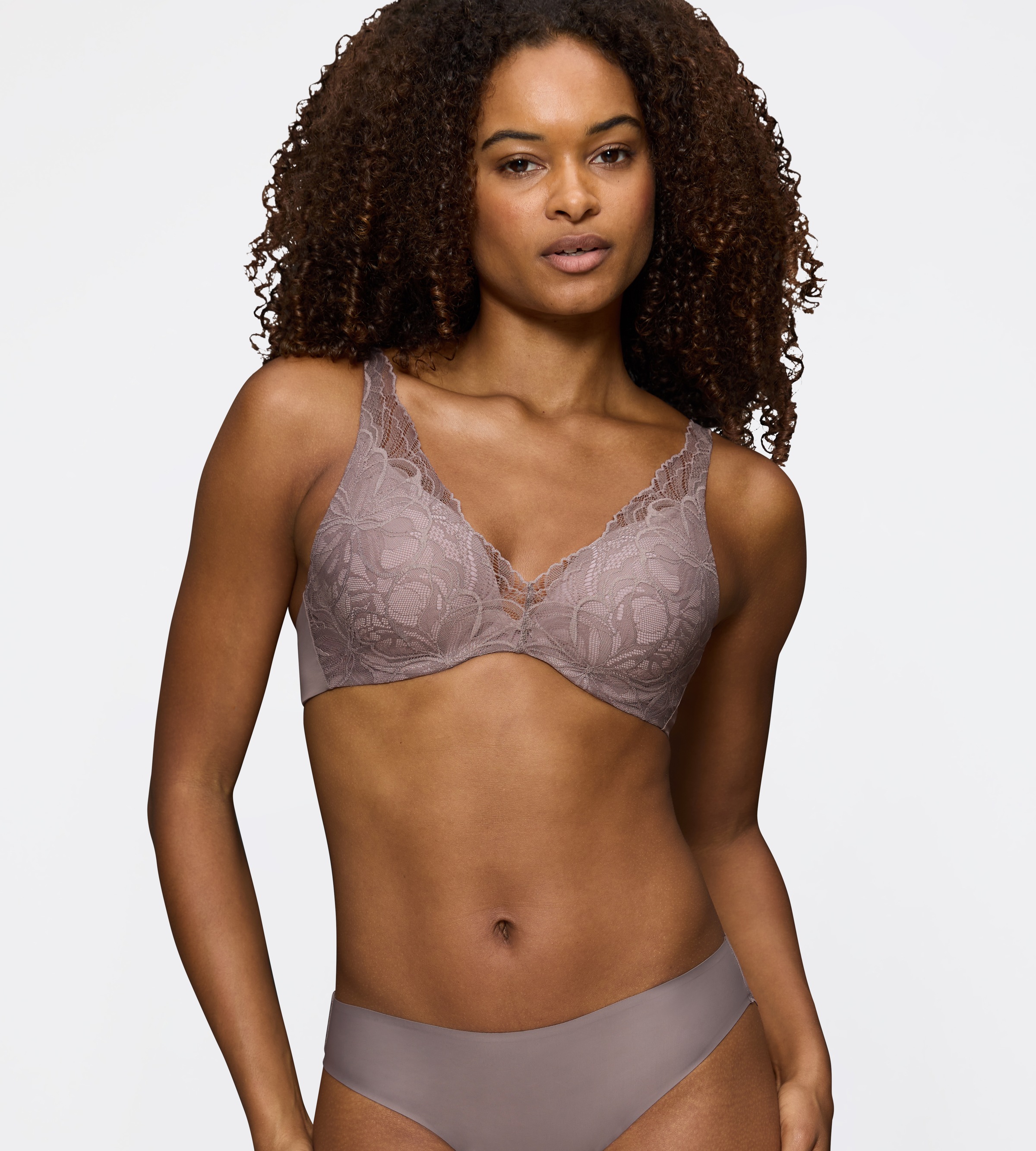 Image of Triumph Bügel-BH "Body Make-Up Illusion Lace" Komfort-Bügel, wattiert, Spitze, weiche Microfaser, tiefes Dekolleté