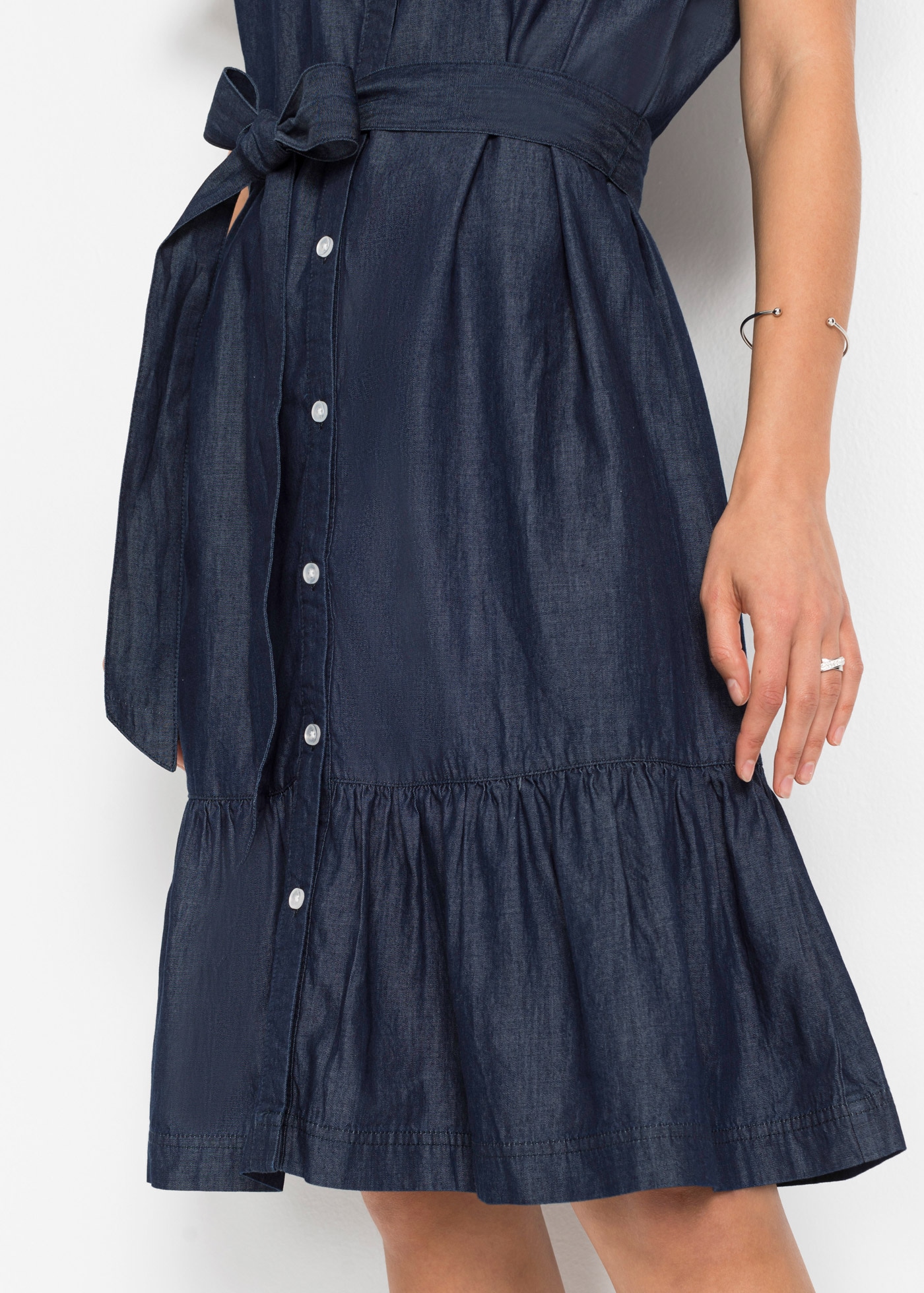 bonprix Robe en jean 1 tlg. für warme Tage, Kurzarm, aus Baumwolle, figurbetont