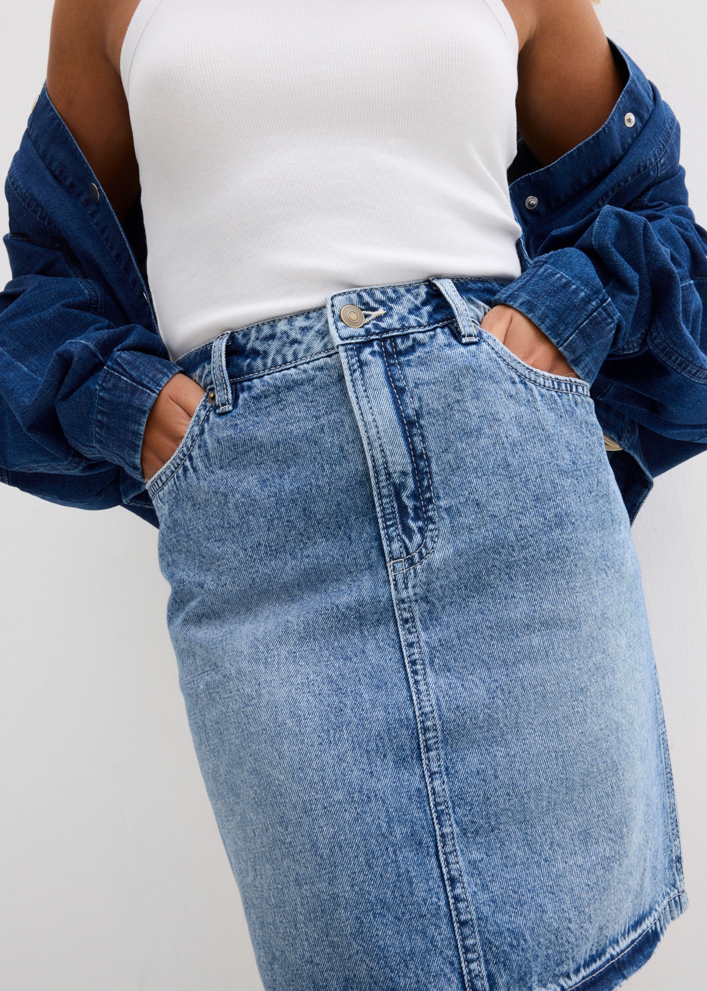 bonprix Jupe en jean coupe regular fit, avec fente arrière, en coton
