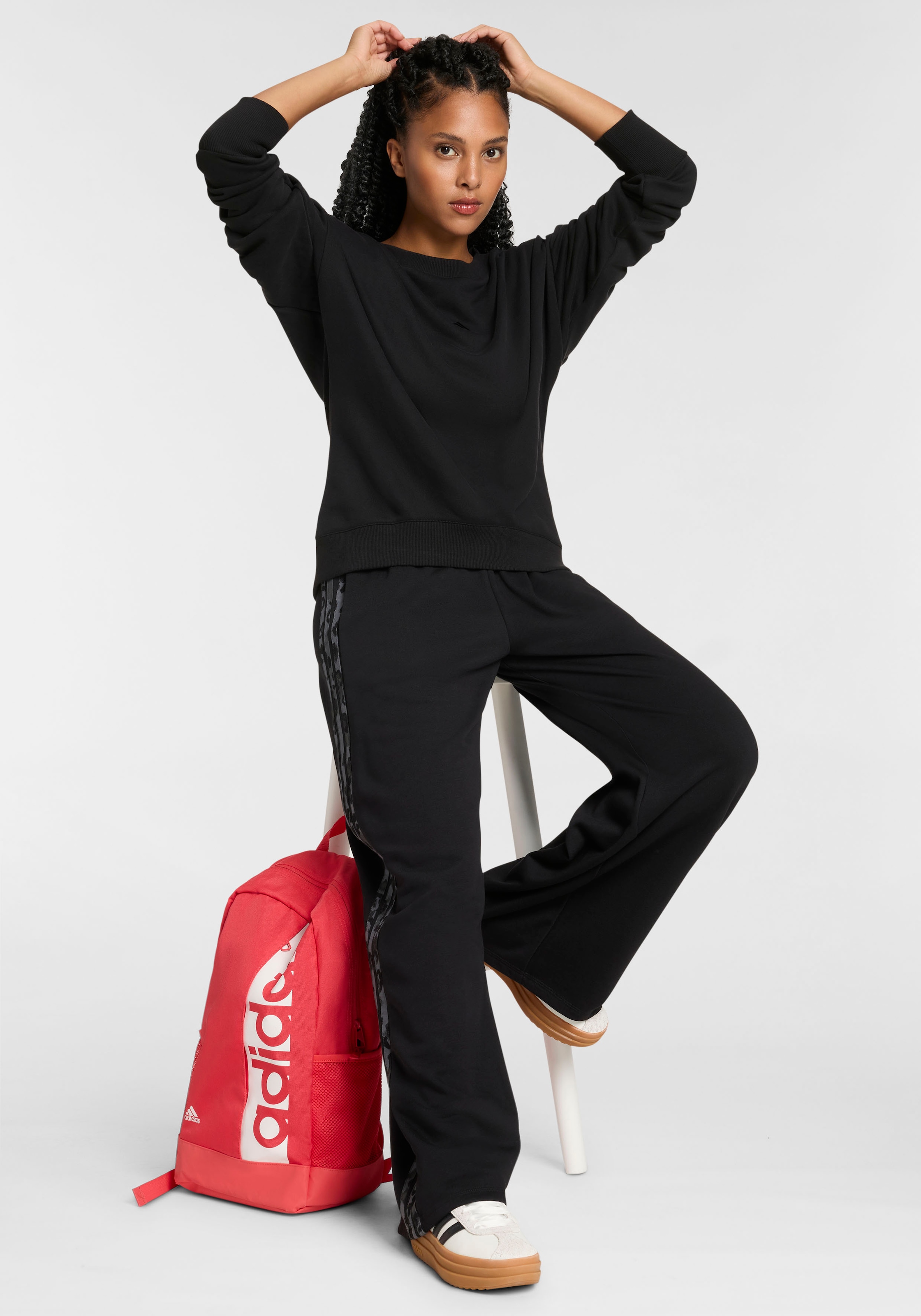 adidas Sportswear Sporthose »W AOP FT PT«, (1 tlg.), Locker geschnitten mit weitem Bein, Tierprint-Details