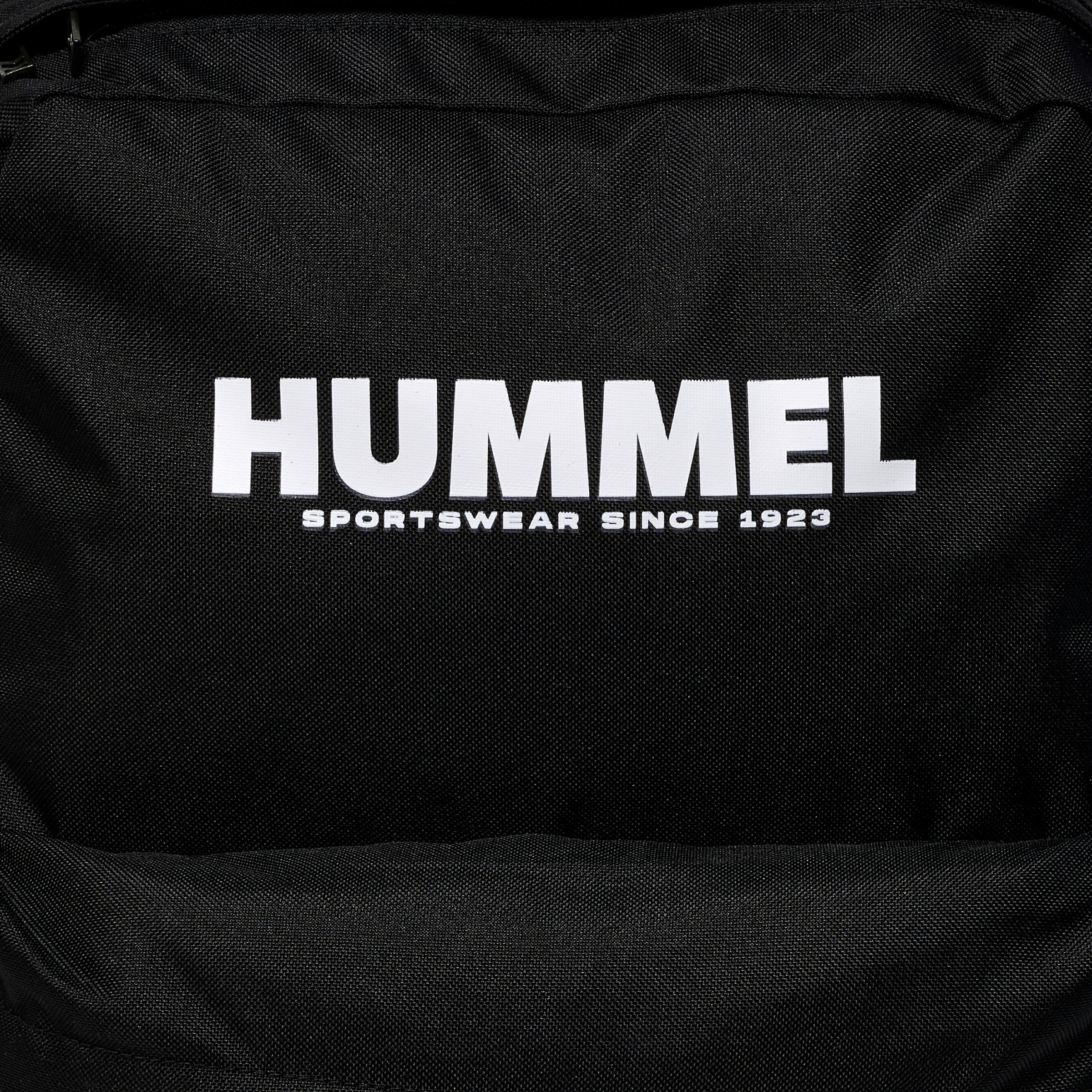 hummel Rucksack »HMLLEGACY CORE BACKPACK«, Asymmetrischer Reissverschlussverlauf