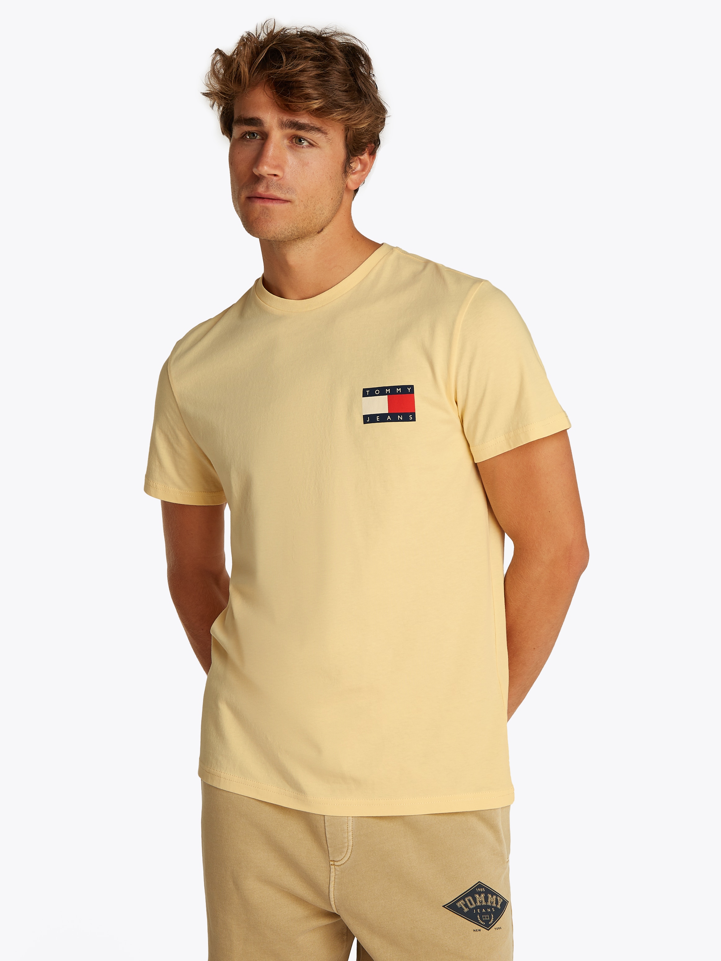 Tommy Jeans T-Shirt »TJM SLIM ESSENTIAL FLAG TEE EXT«, Mit Rundhalsausschnitt