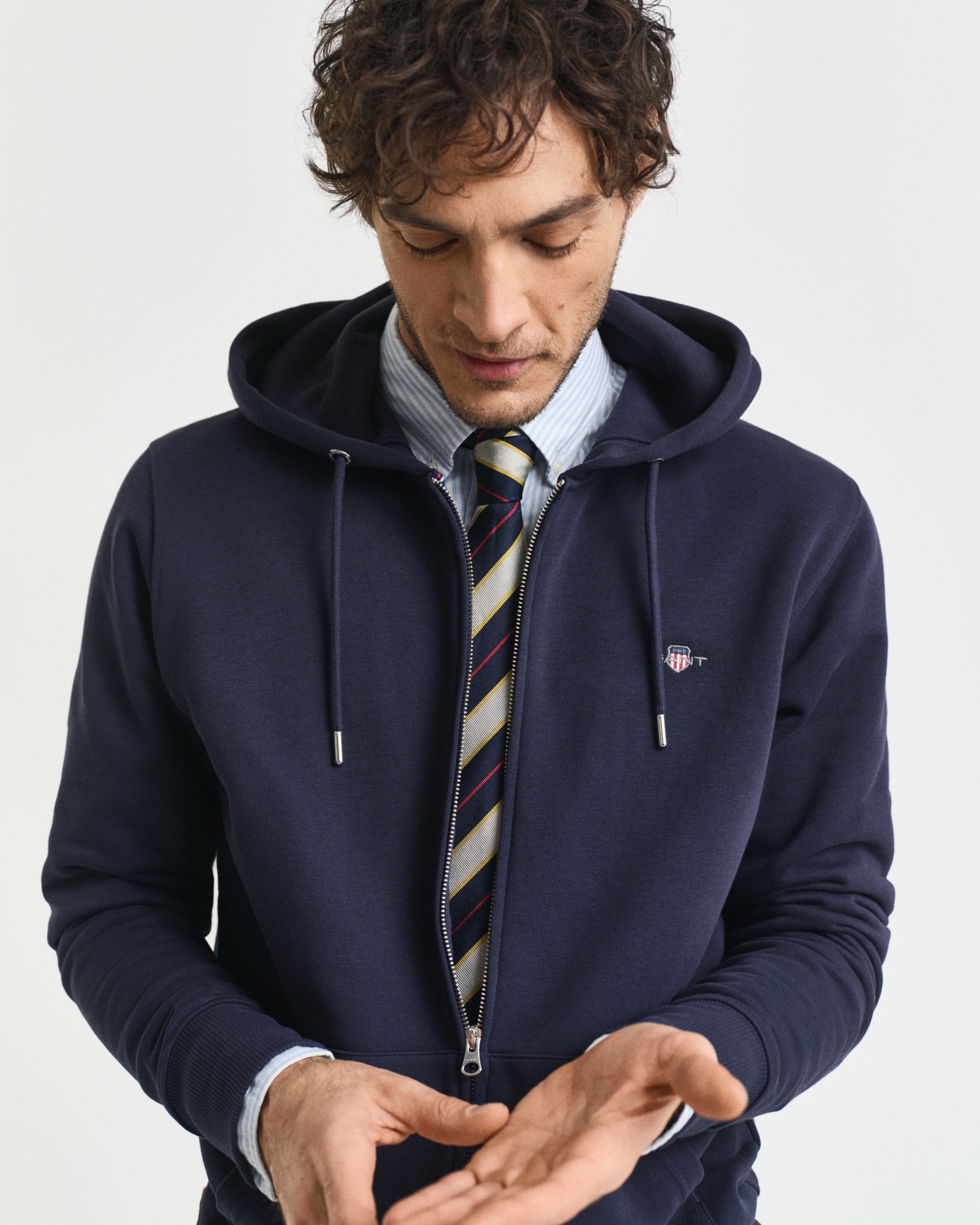 Gant Sweat à capuche »REG SHIELD FULL ZIP HOODIE« mit Logostickerei auf der Brust
