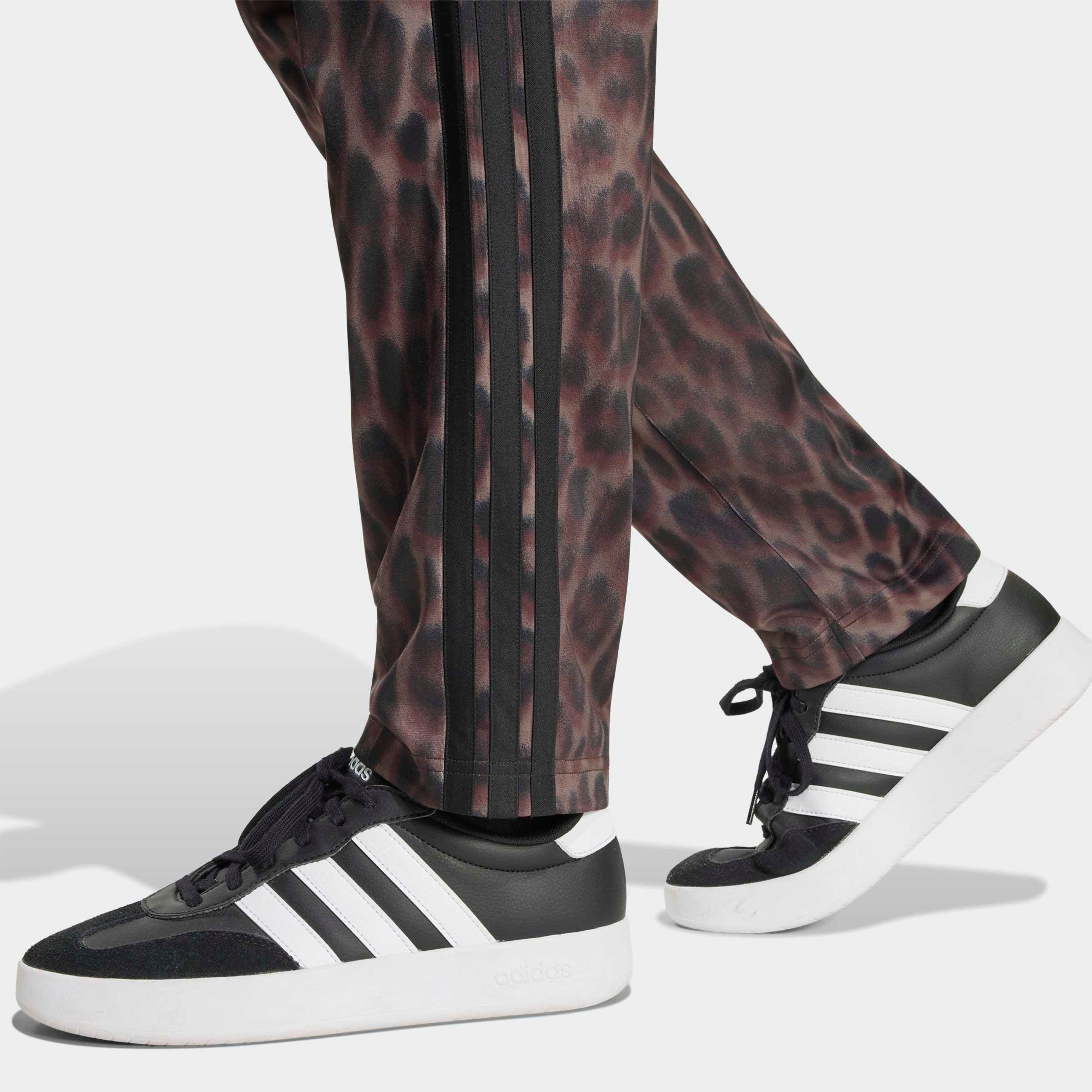 adidas Sportswear Combinaison d'entraînement »ESSENTIALS 3-STREIFEN ANIMAL AOP« 2 pièces avec fermeture éclair intégrale, col montant, imprimé intégral