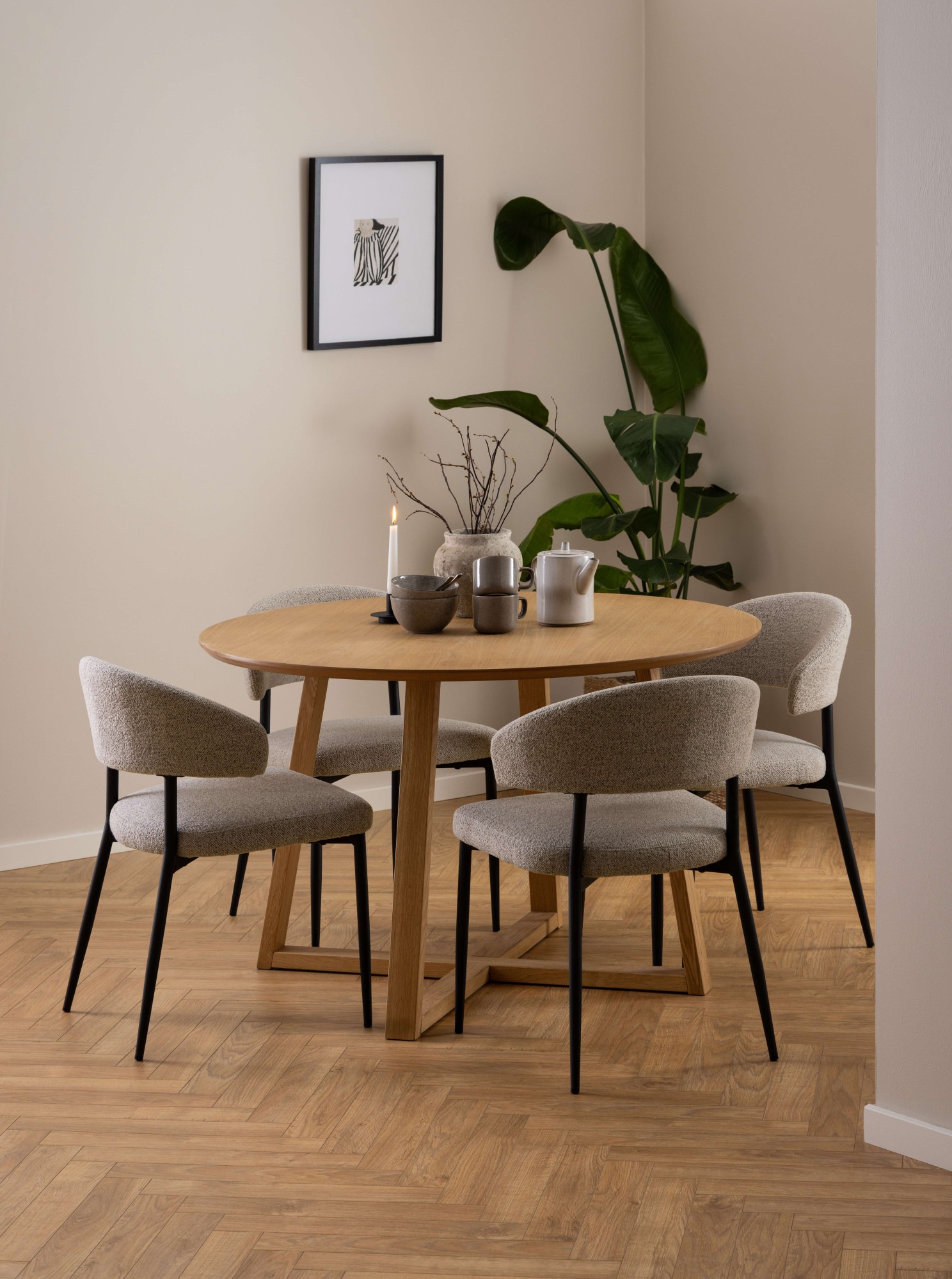 Malika Round Dining Table in Oak, Oak