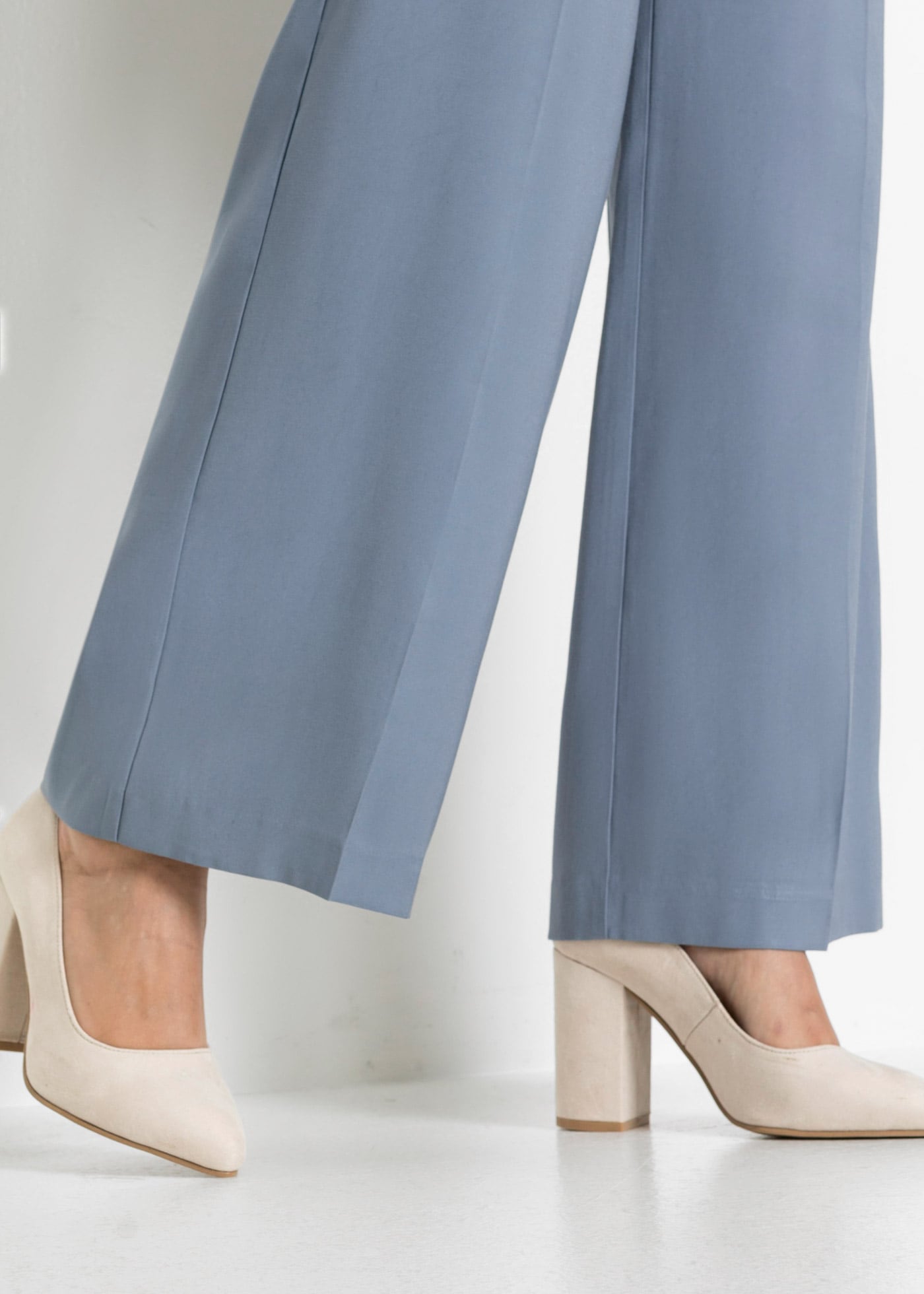 bonprix Pantalon en tissu »Leichte Marlenehose mit Viskose«  pantalon Marlene, coupe loose, jambe large, style féminin