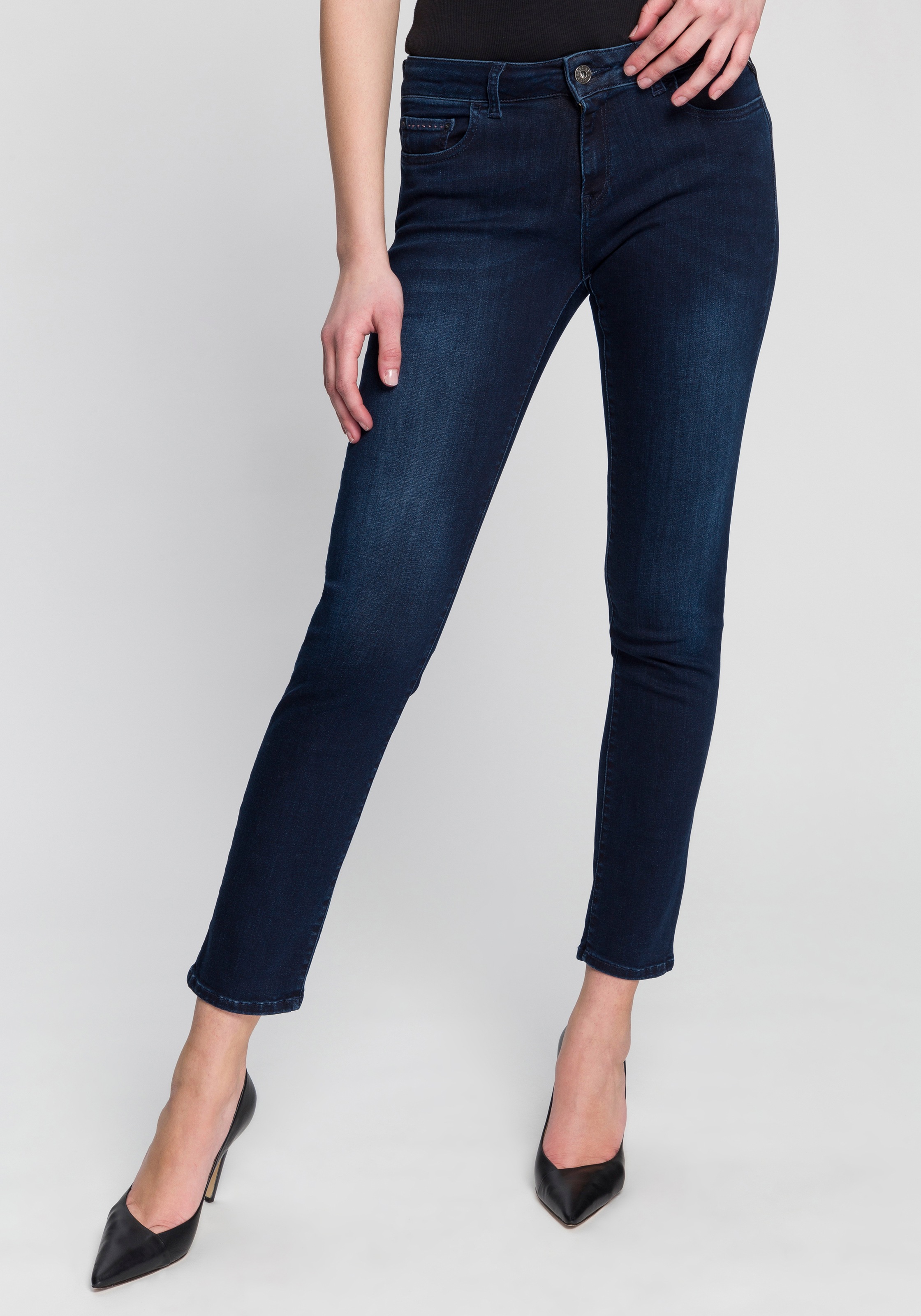 Image of Replay Slim-fit-Jeans »Faaby«, im Five-Pocket-Style in leicht verkürzter Form bei Ackermann Versand Schweiz