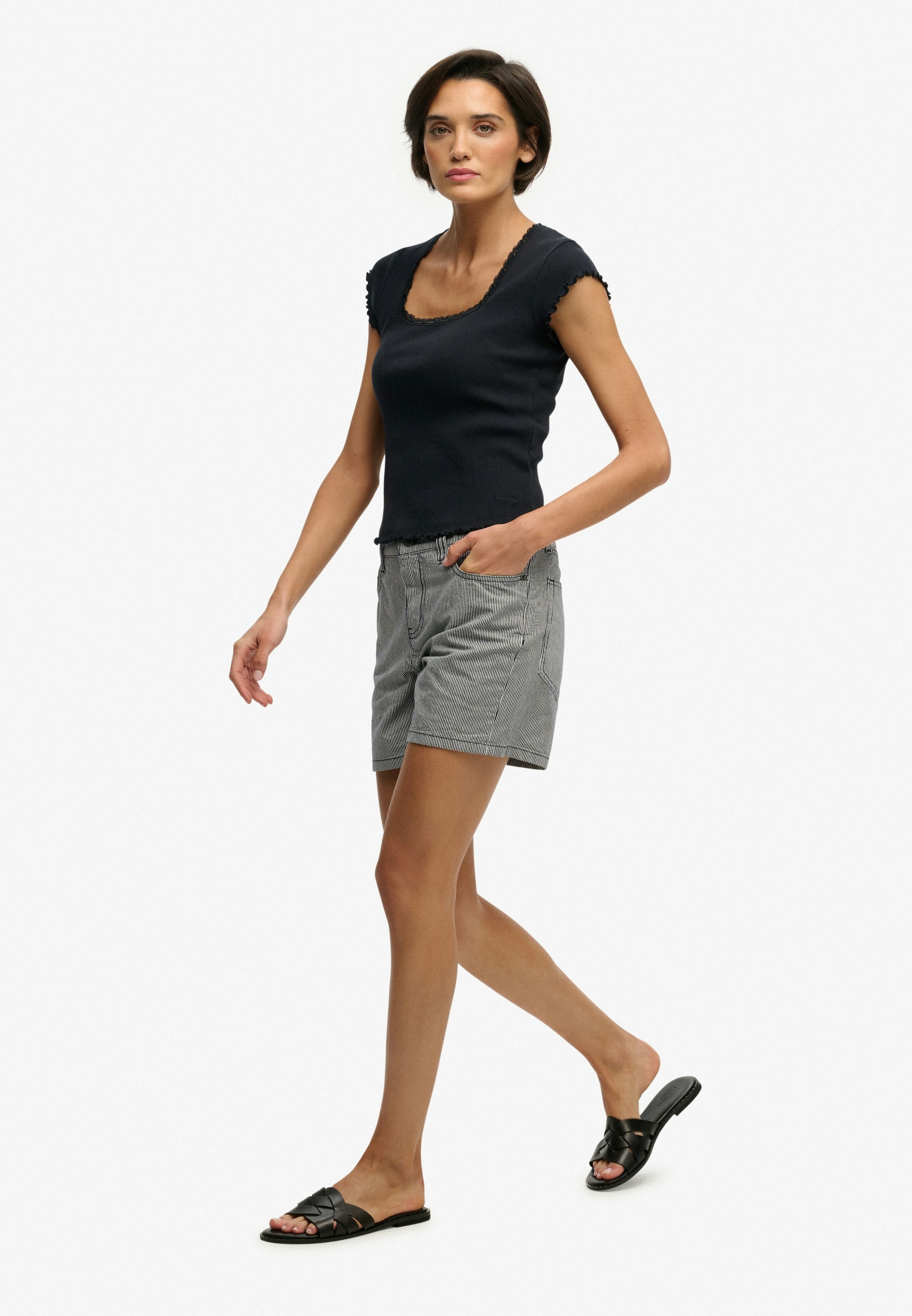 Superdry Jeanshotpants »MID RISE STRIPE SHORT« Slim Fit, aus Baumwolle, ca. Mitte Oberschenkel lang, mit 1-Knopf-Form