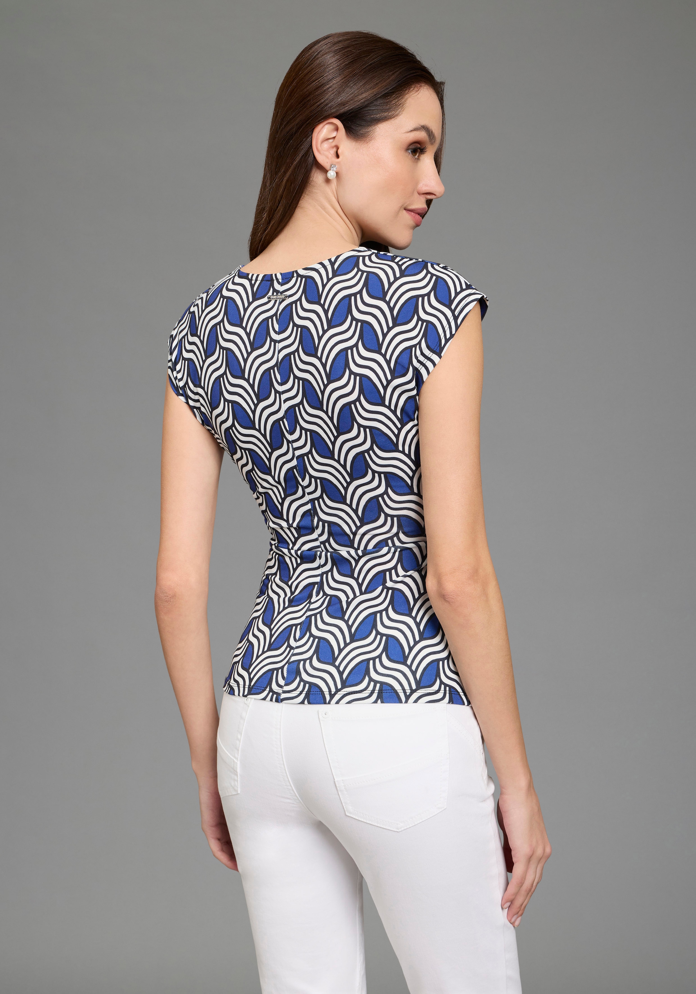 Bruno Banani Print-Shirt mit Schmuckelement, eleganter V-Ausschnitt, figurbetont