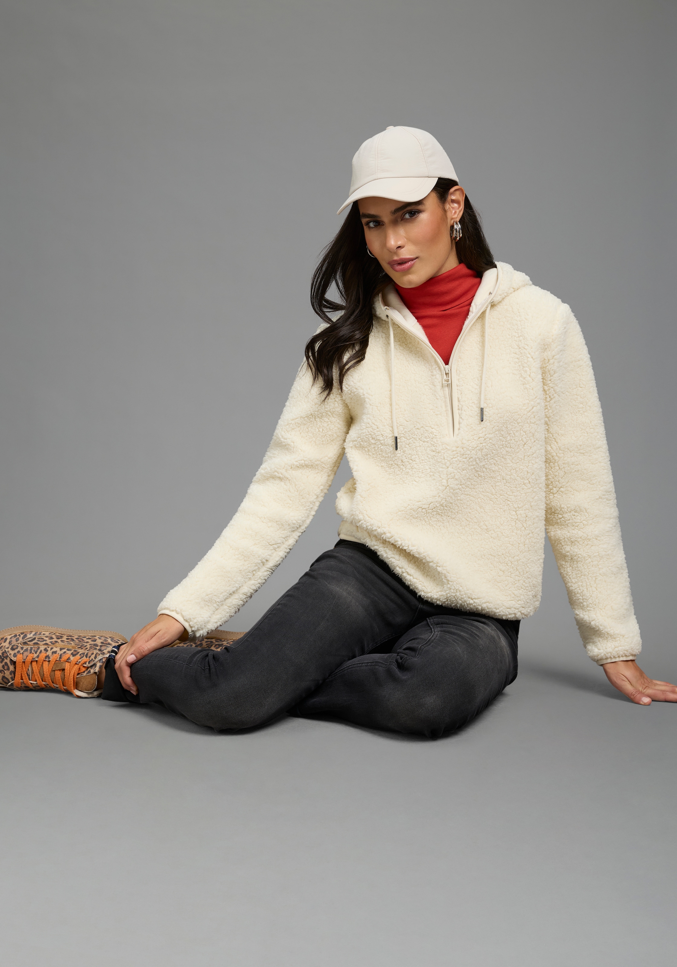 Laura Scott Fleecepullover, 1 aus kuscheligem Teddyfleece mit Kapuze und Reissverschluss

