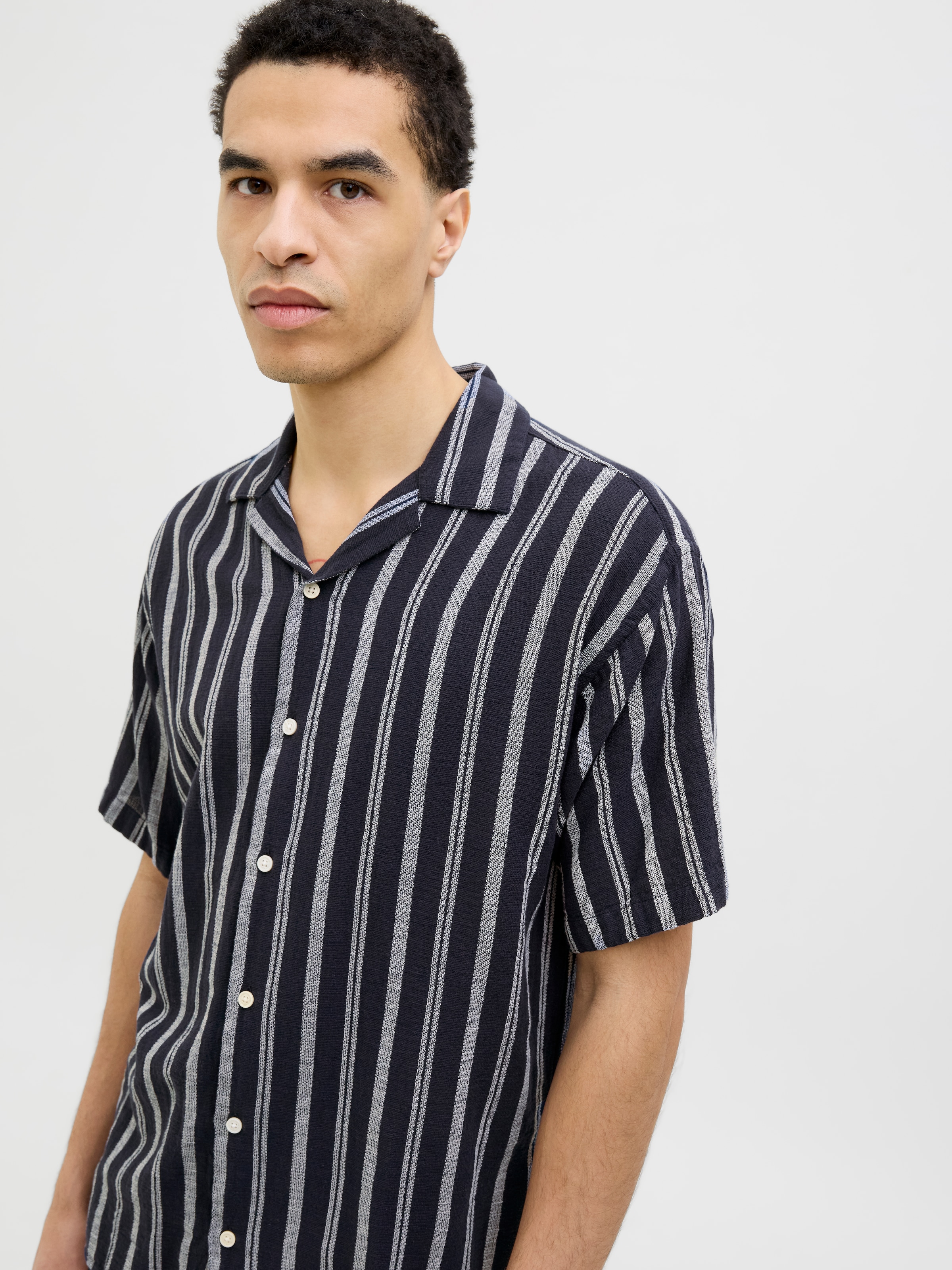 Jack & Jones Kurzarmhemd »JJEENZO STRIPE RESORT SHIRT SS SN«, mit Streifen Muster