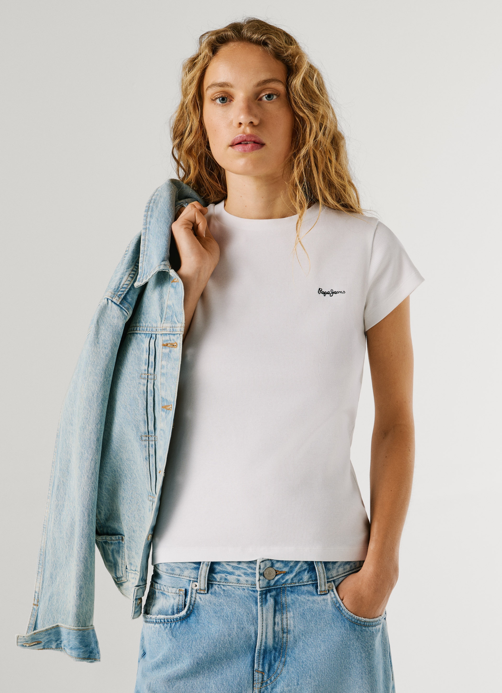 Pepe Jeans T-shirt »MERIDA« aus elastischem Rippstoff, Rundhalsform
