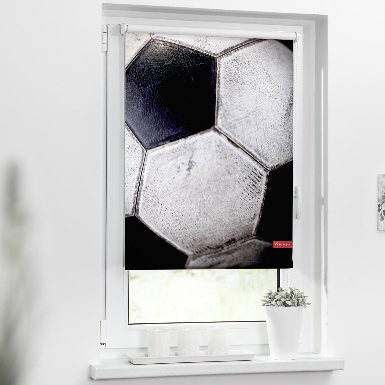 Image of LICHTBLICK ORIGINAL Seitenzugrollo »Rollo Klemmfix, ohne Bohren, Verdunkelung, Retro Fussball - Schwarz-Weiss«, verdunkelnd, Verdunkelung-energiesparend, freihängend bei Ackermann Versand Schweiz