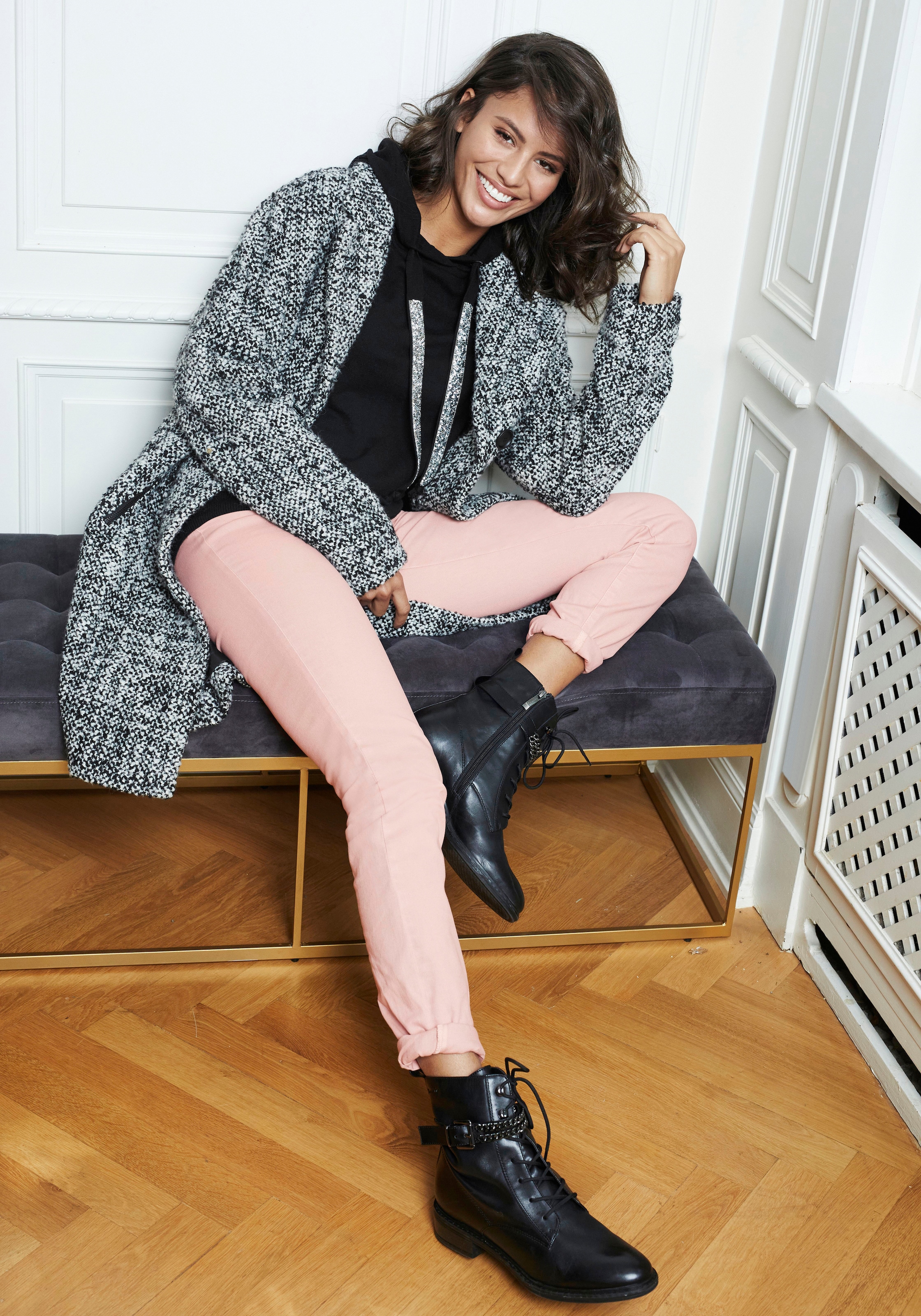 Laura Scott mit Kapuze und glitzernden Bändern