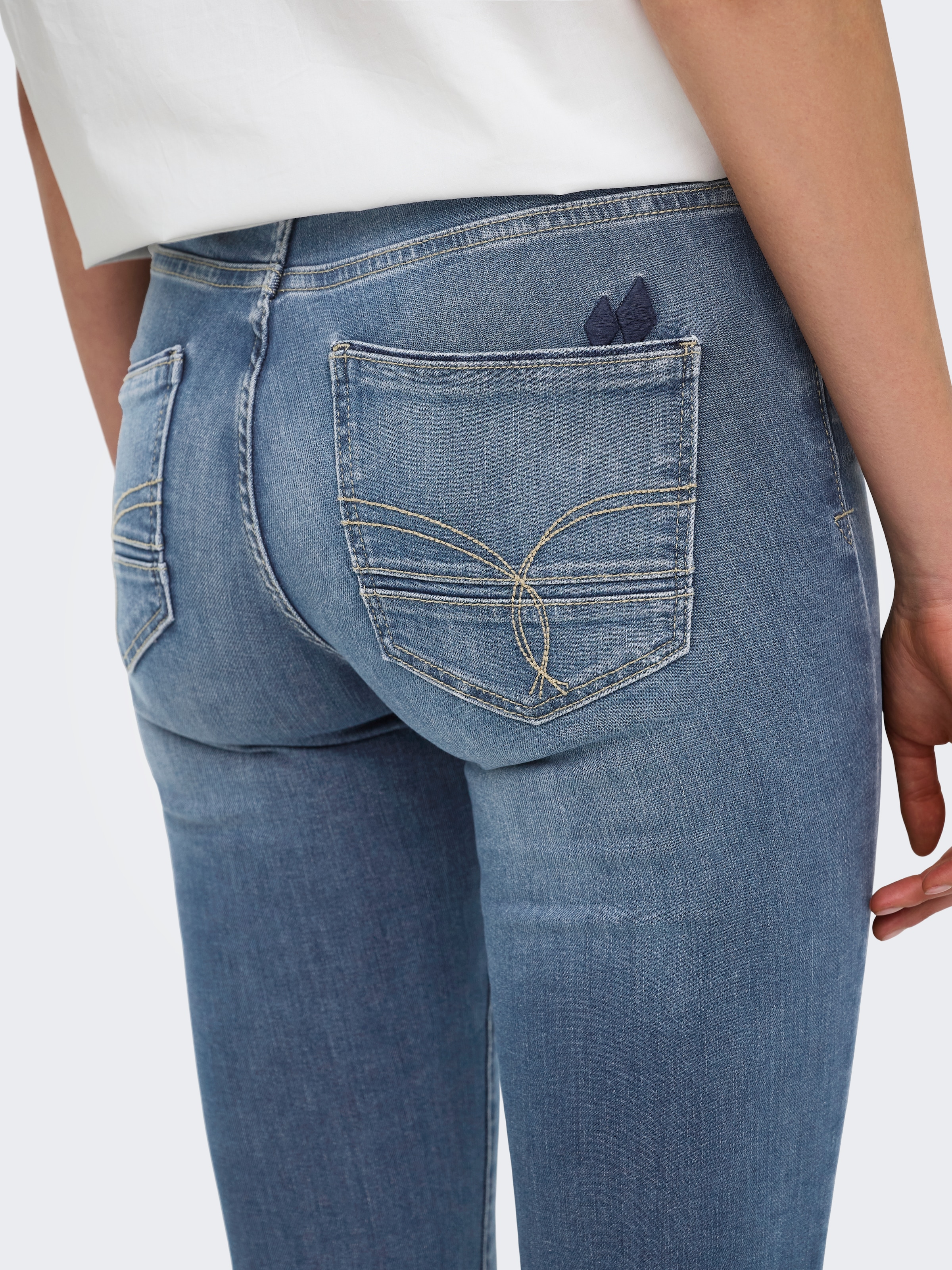 ONLY Jeans skinny »ONLBLUSH MW SK DET DES BACK EMB DNM« Mélange de coton, détails déchirés, broderie sur la poche arrière