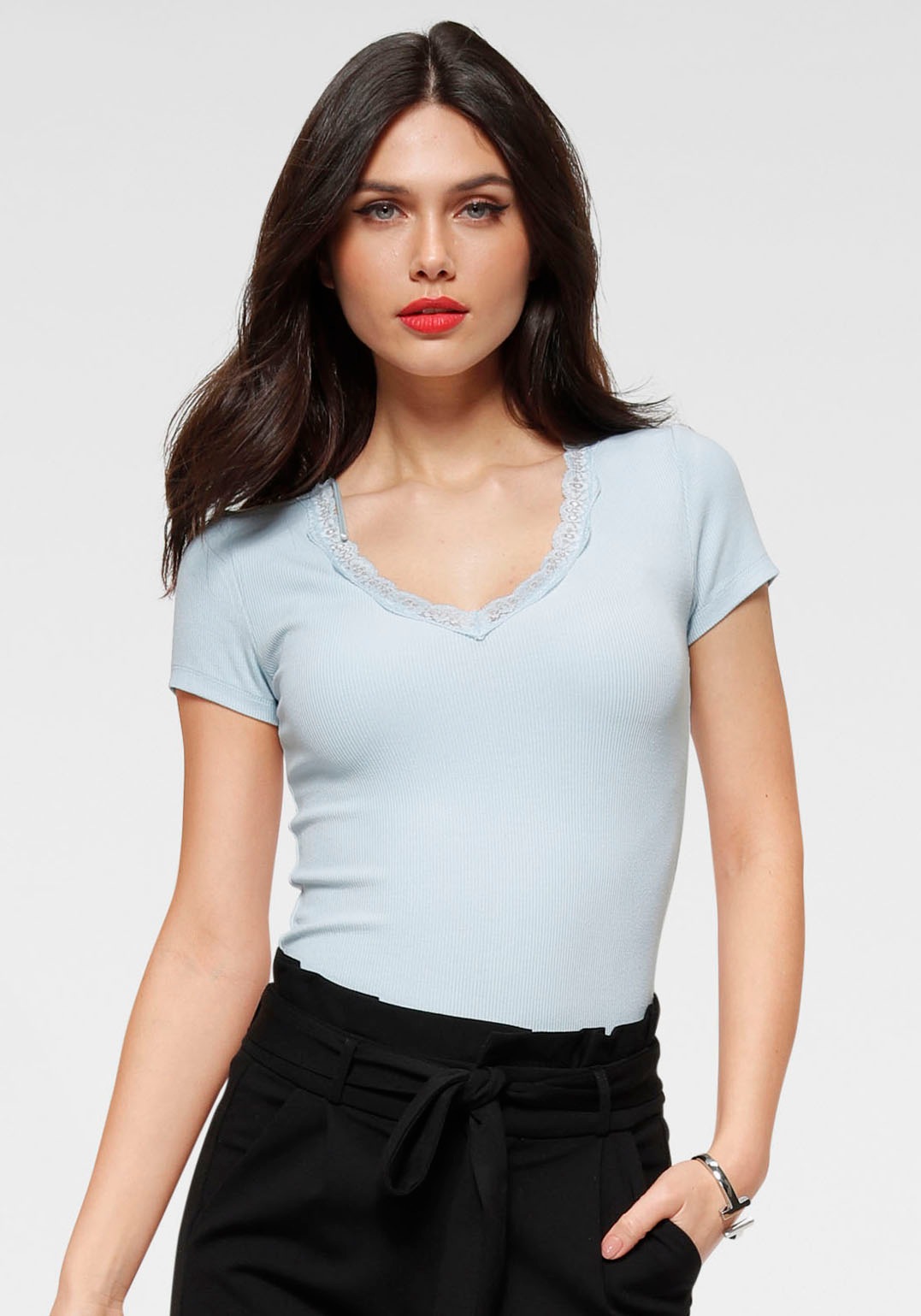 Image of HaILY’S T-Shirt »MARIELLA«, mit Spitze am Ausschnitt bei Ackermann Versand Schweiz