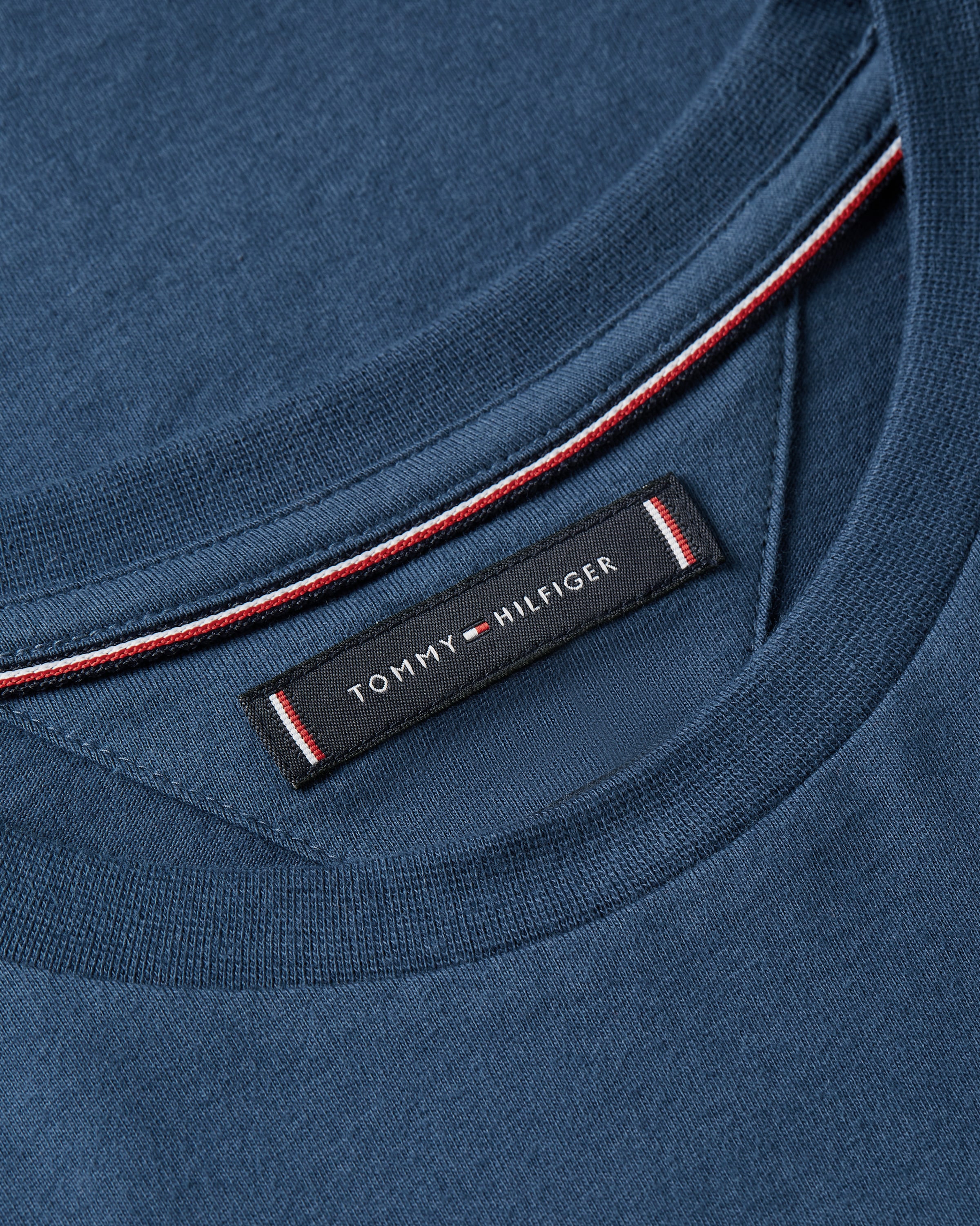 Tommy Hilfiger T-Shirt »ESSENTIAL REG FIT SOLID TEE«, mit Rundhalsausschnitt