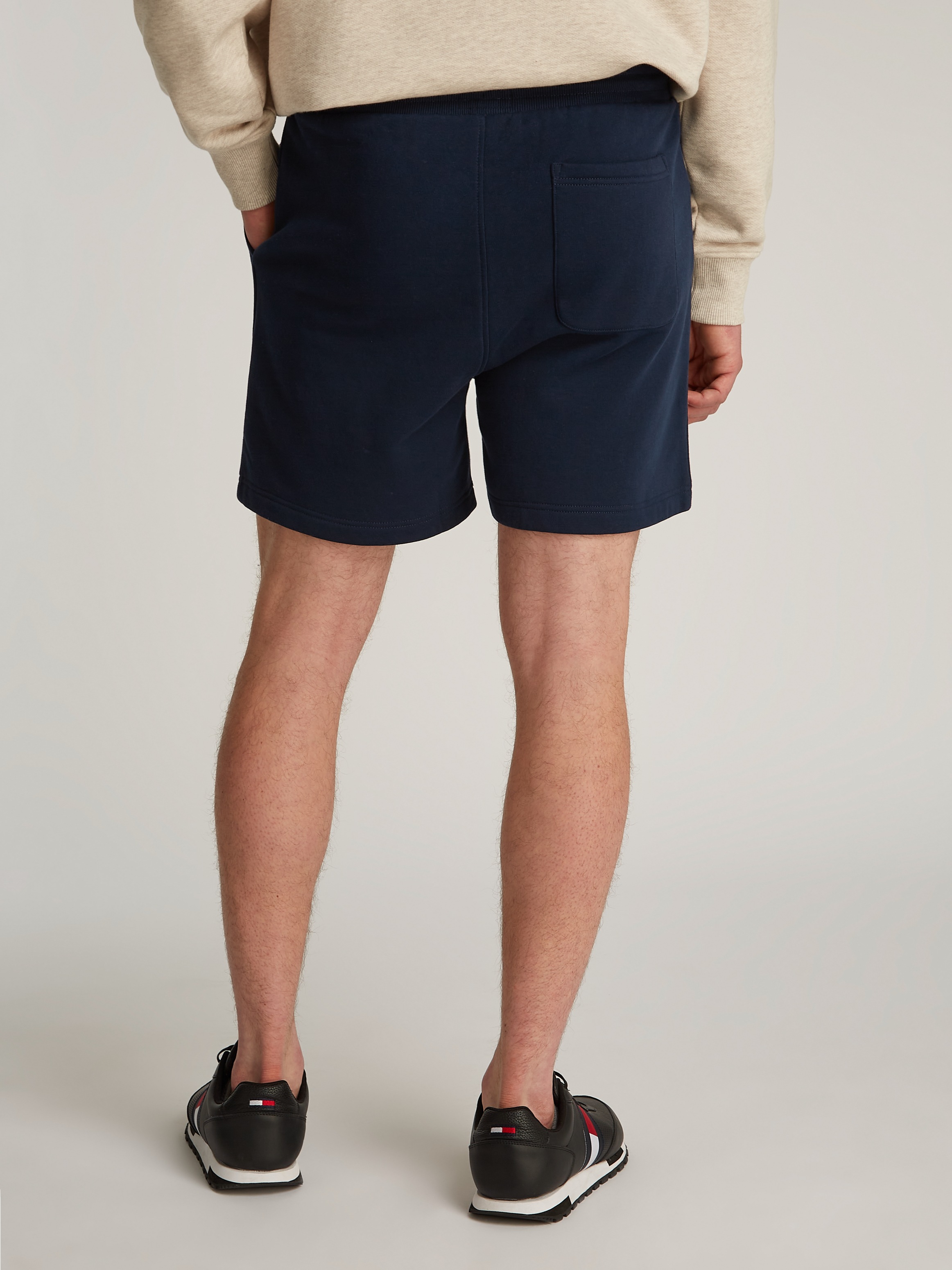 Tommy Jeans Sweatshorts »TJM REG LINEAR SHORT«, mit Logostickerei