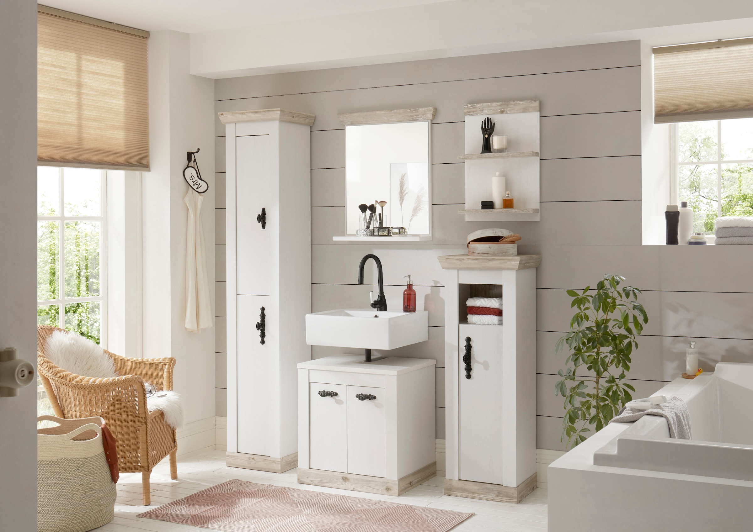 Home affaire Badmöbel-Set »Florenz, Bad im Landhausstil, 5-teiliges Badezimmer«, (5 St.), Unterschrank, Schränke, Wandregal und Spiegel, in Pinie Weiss, Stauraum