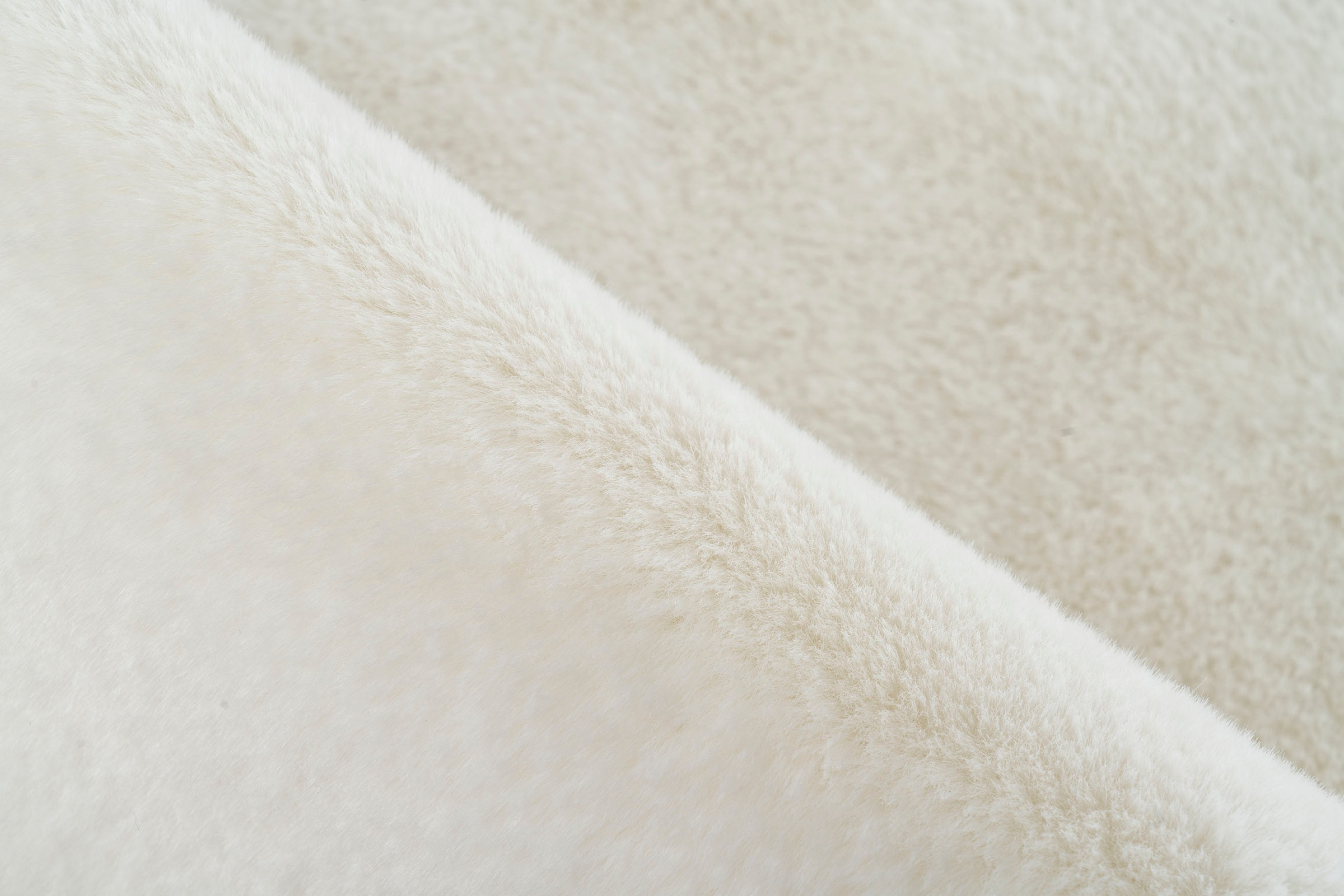Kayoom Badematte »Rabbit Light«, rutschhemmend beschichtet, fussbodenheizungsgeeignet, weiche Kaninchenfell Haptik, Badezimmer, Kinderzimmer, Schlafzimmer