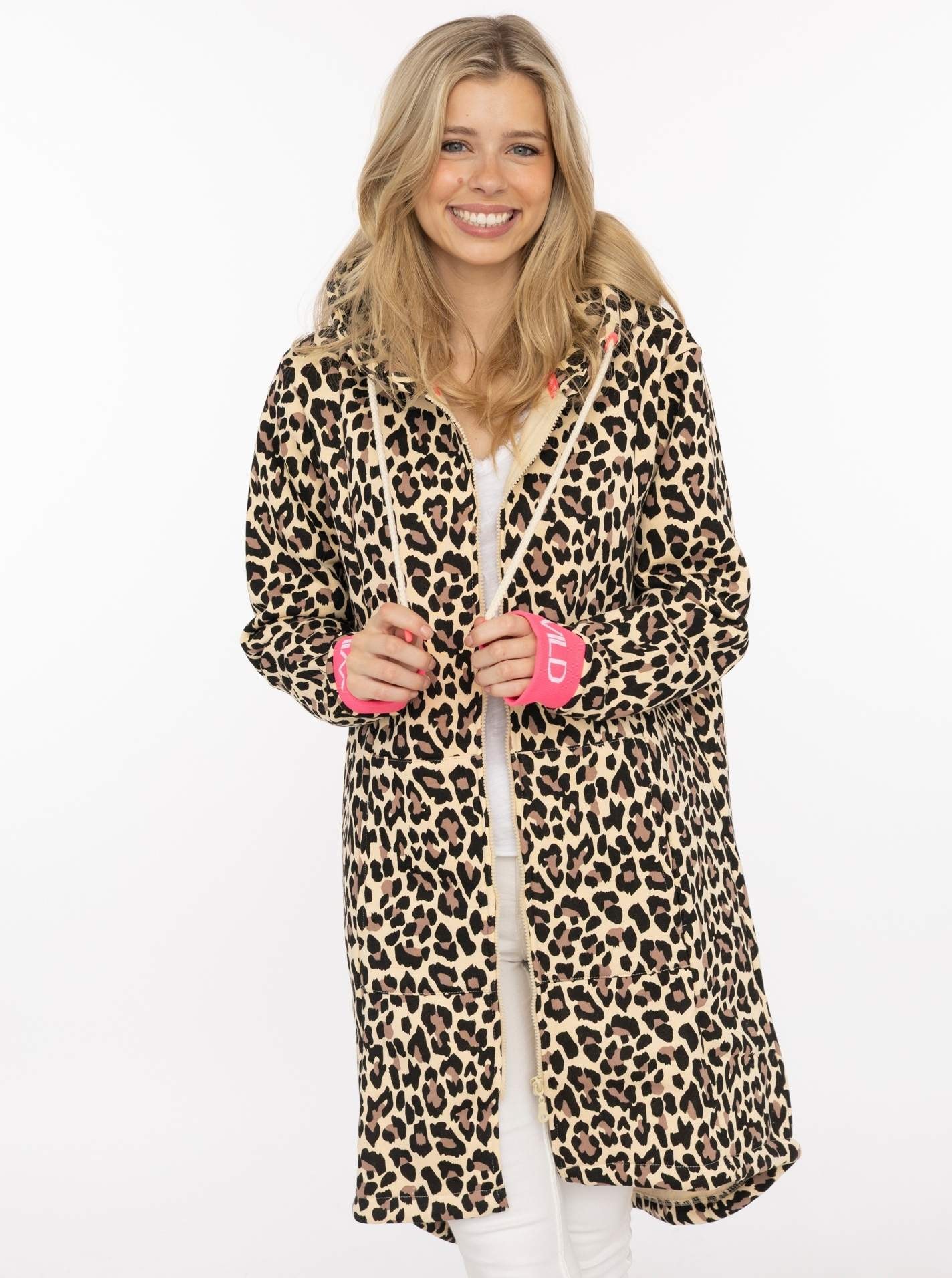 Image of Zwillingsherz Kurzmantel ""WILD WILD"" Leomuster, Kapuze mit Kordel, Bündchen mit WILD Print, Zipper