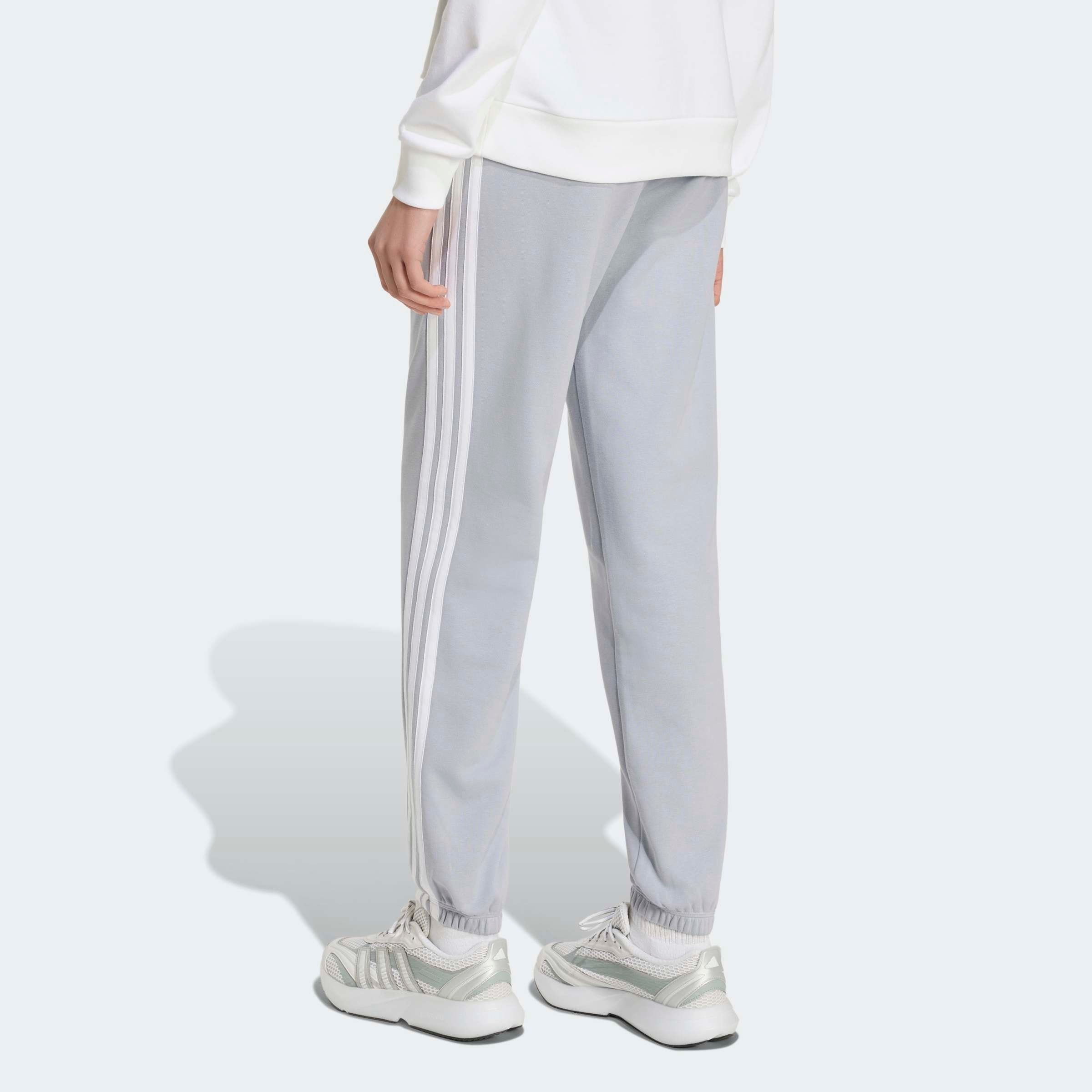adidas Sportswear Sporthose »ESSENTIALS 3-STREIFEN FRENCH TERRY CUFFED«  Reguläre Passform, mittelhoher Bund, weiches French Terry Material