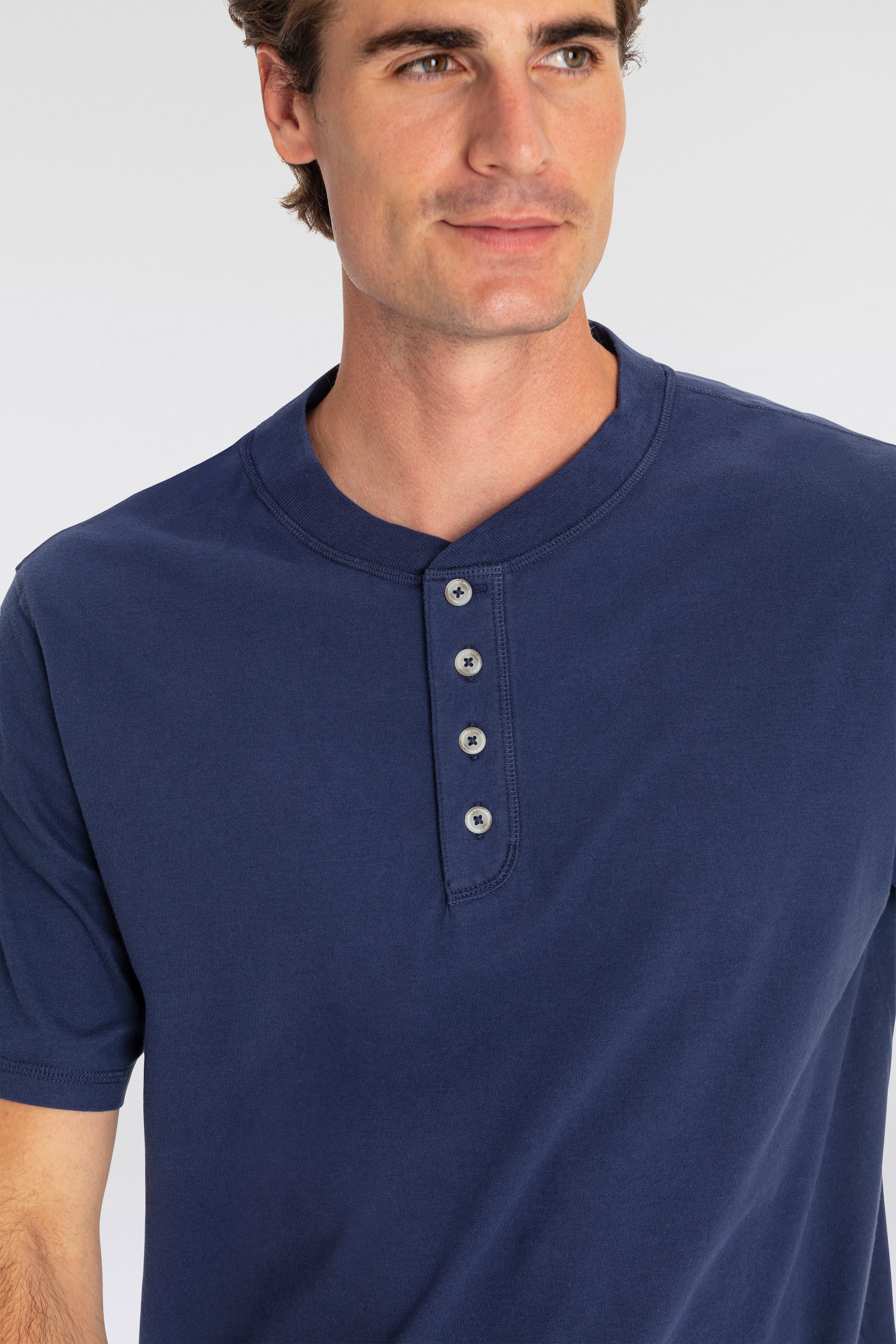 Levi's® Rundhalsshirt »SS 4 BUTTON HENLEY«, mit Knopfleiste