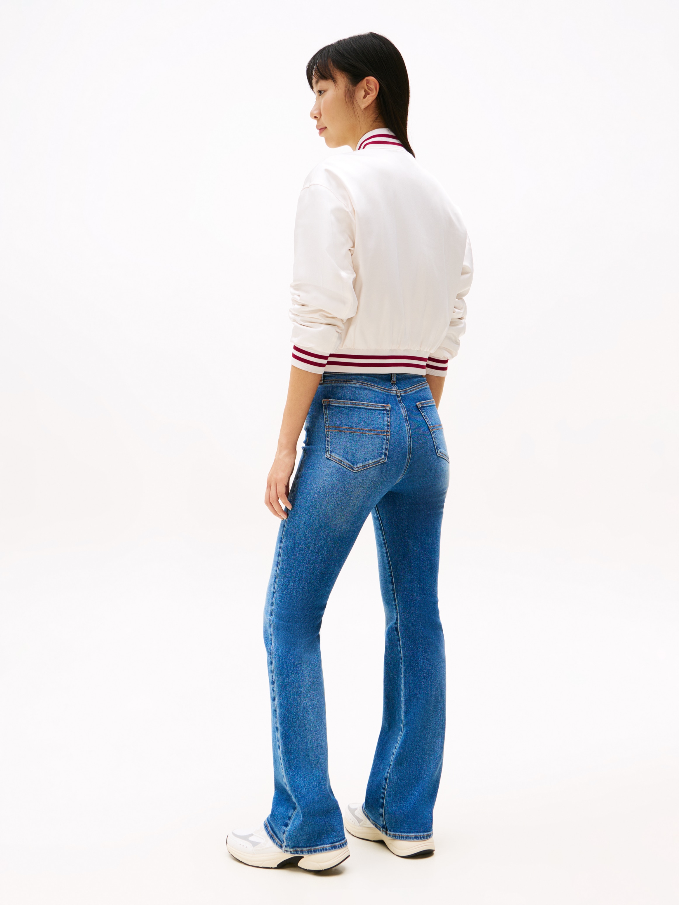 Tommy Jeans Bootcut-Jeans »SYLVIA HGH FLR«, Weite Beinform und Logo Stickerei auf der Gesässtasche