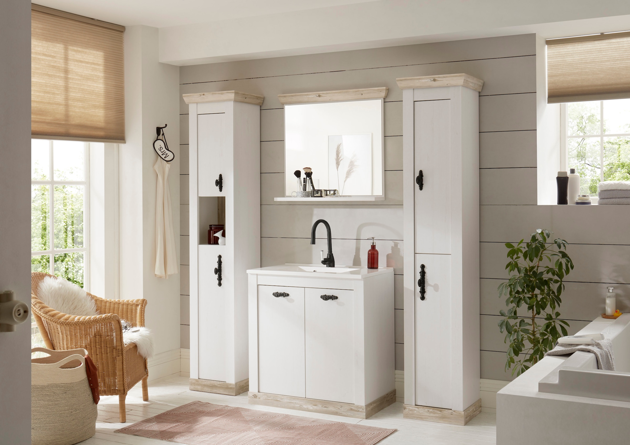 Home affaire Badmöbel-Set »Florenz, Bad im Landhausstil, 4-teiliges Badezimmer«, (4 St.), Waschtisch, Schränke und Spiegel mit Ablage, in Pinie Weiss, Stauraum
