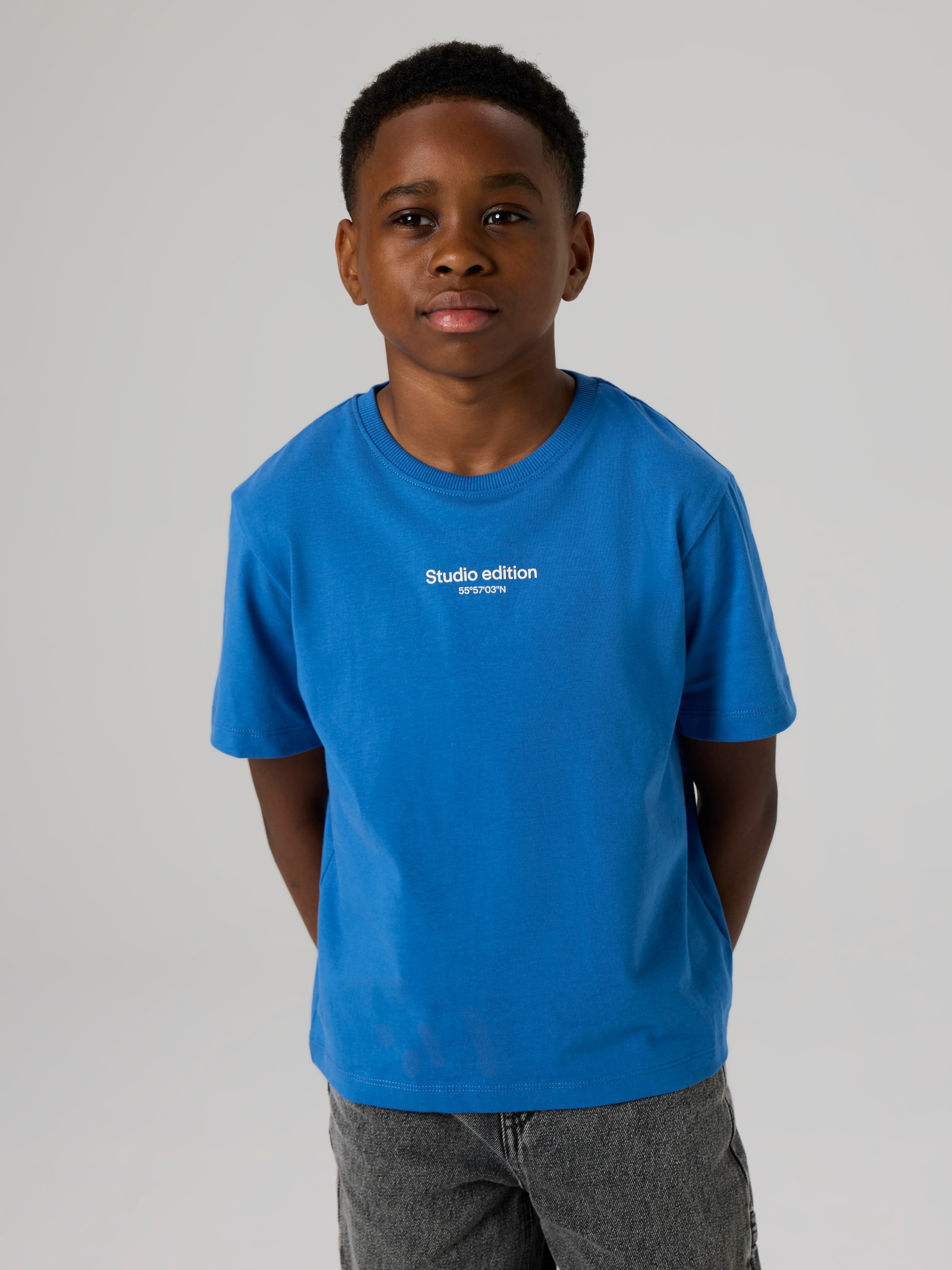 Name It T-shirt »NKMBRODY SS NREG TOP NOOS« mit dezentem 3D-Frontmotiv