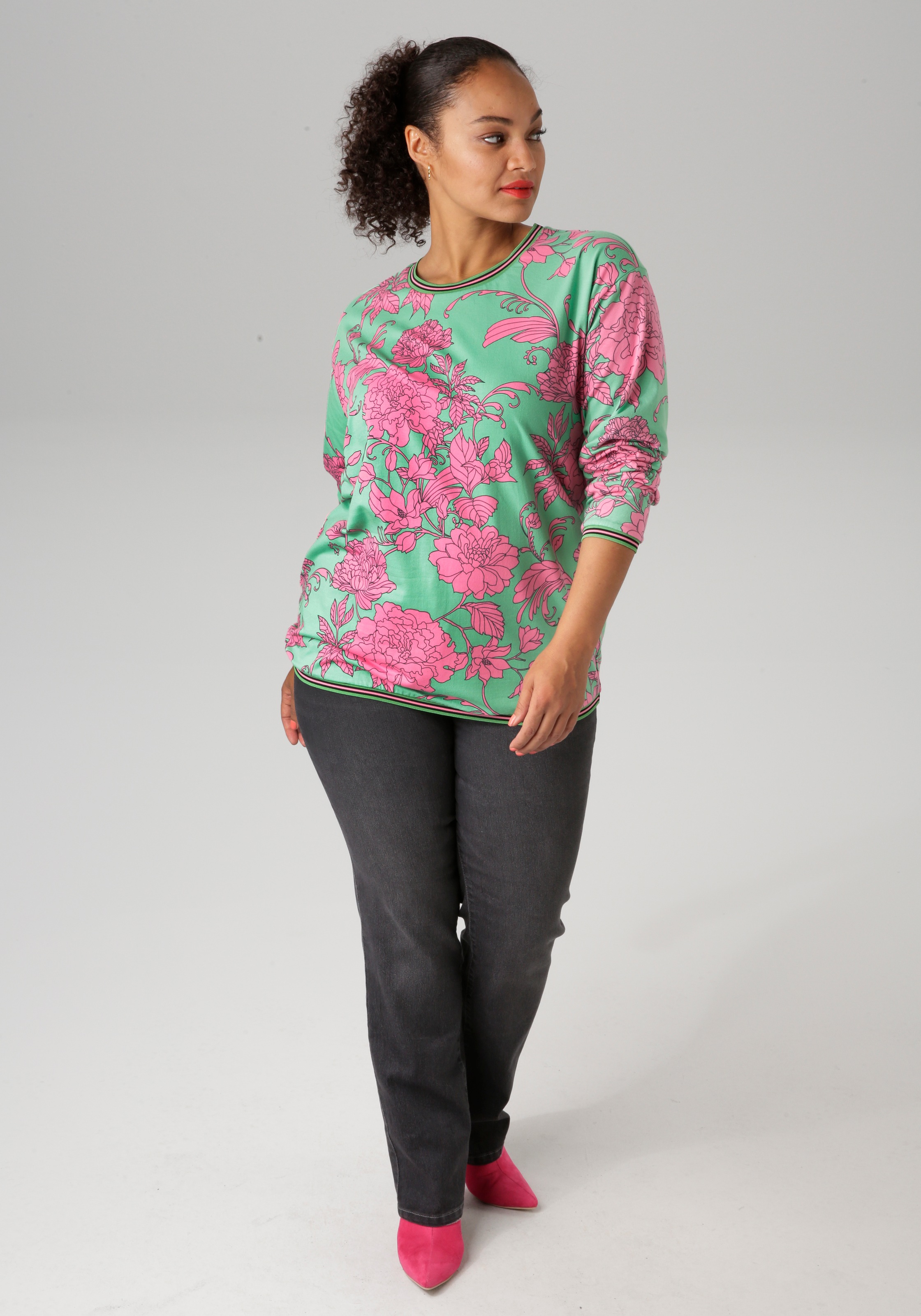 Aniston PLUS Sweatshirt, mit grossflächigen, grafischen Blumen bedruckt