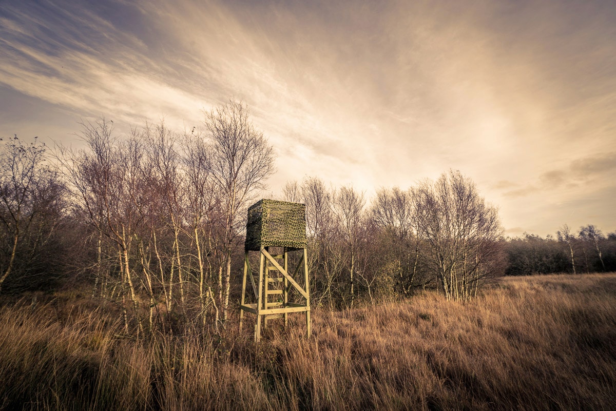 Fototapete »Feld mit kleinem Turm«