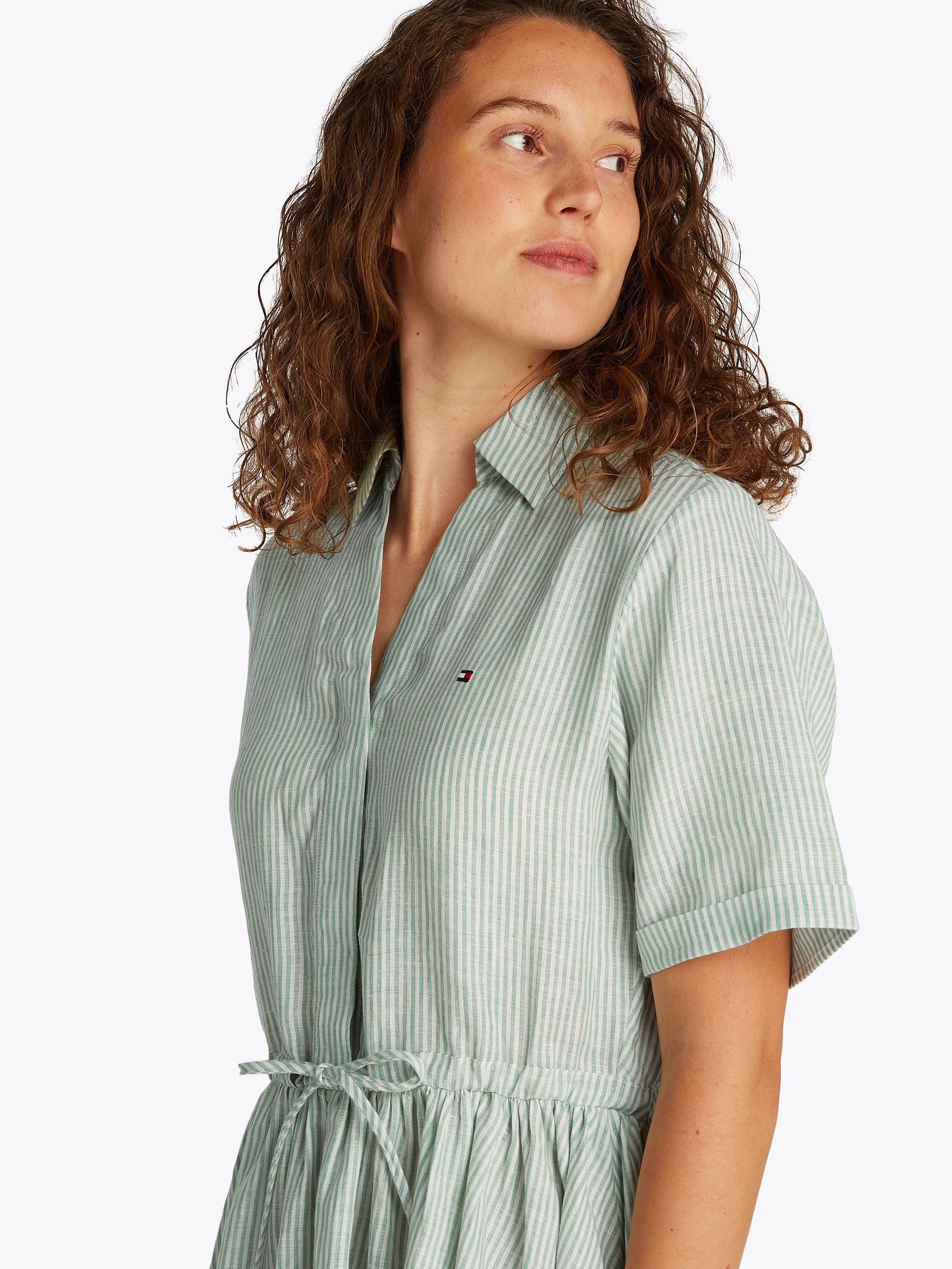 Tommy Hilfiger Hemdblusenkleid »ESS LINEN S/S SHORT DRESS«, mit Tunnelzug in der Taille, mit Rückenfalte,kühlendes Premium Leinen